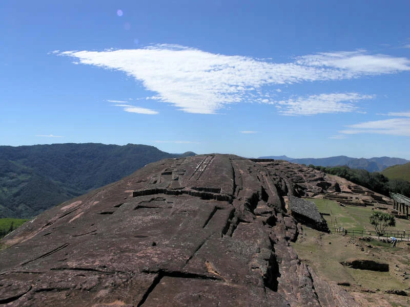 Vista amplia de la roca tallada de El Fuerte de Samaipata entre los valles cruceños.