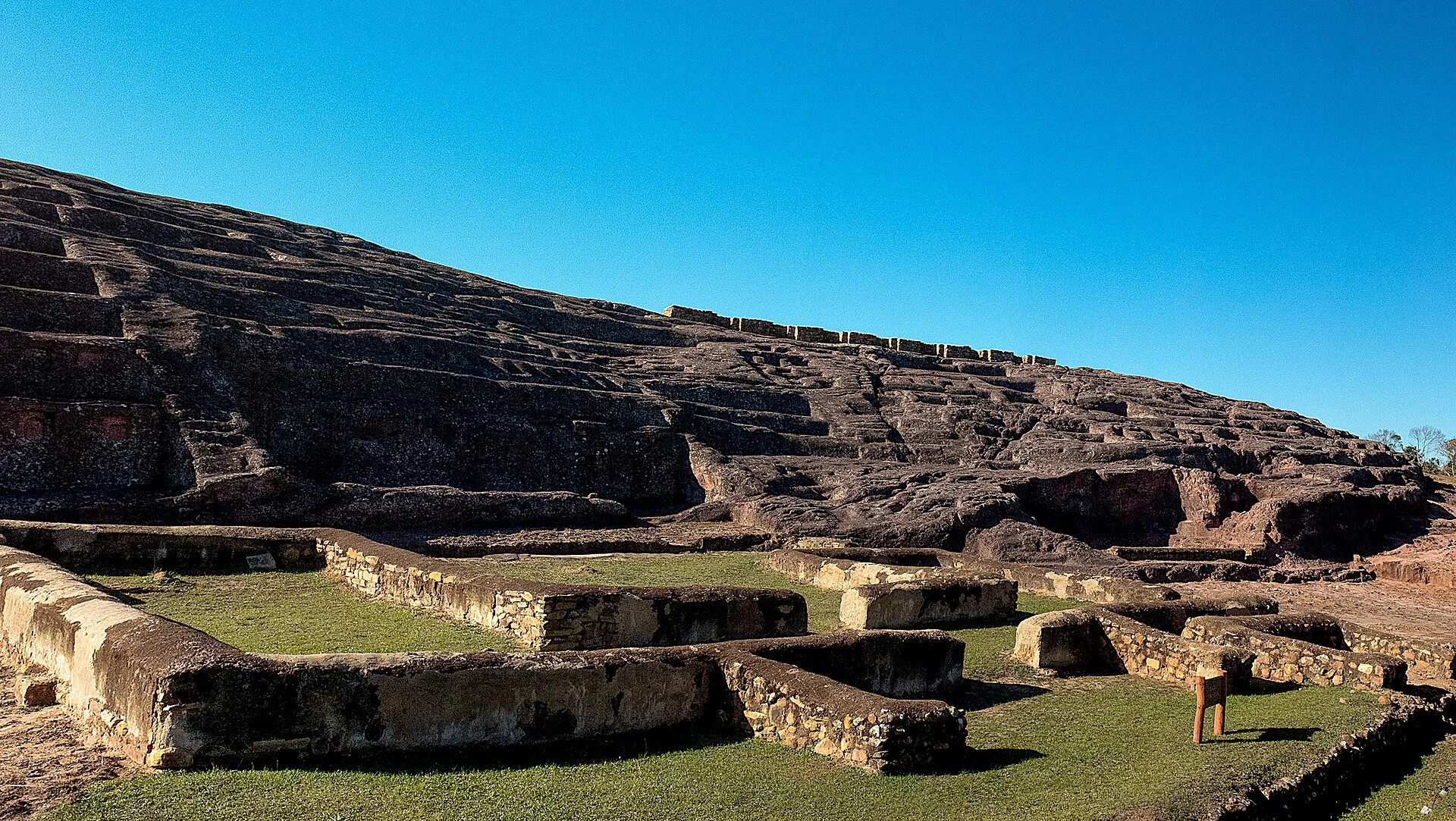 La roca ceremonial y la ciudad antigua de El Fuerte de Samaipata