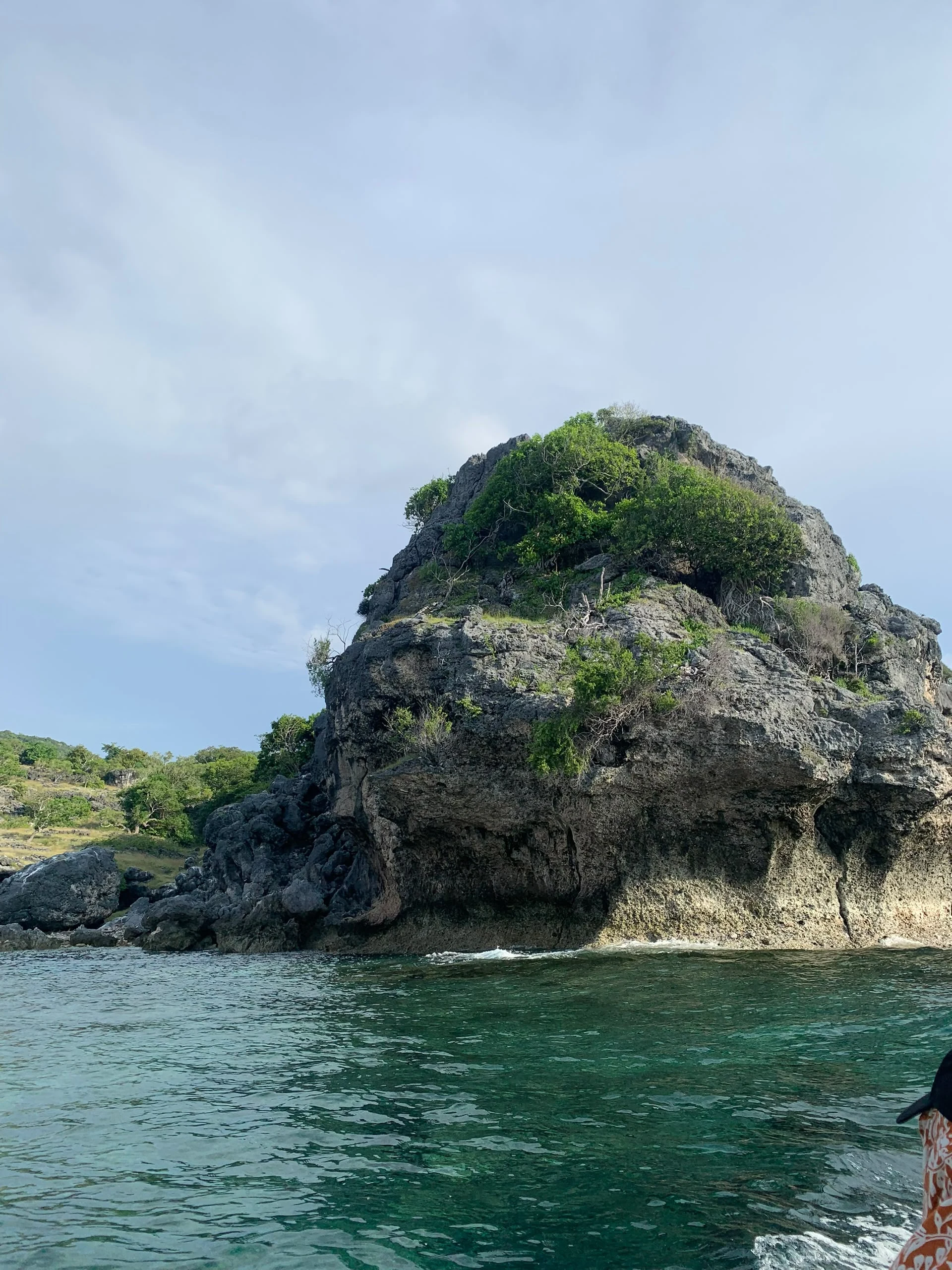 Muelle de Beloi y costa arrecifal en la isla de Ataúro