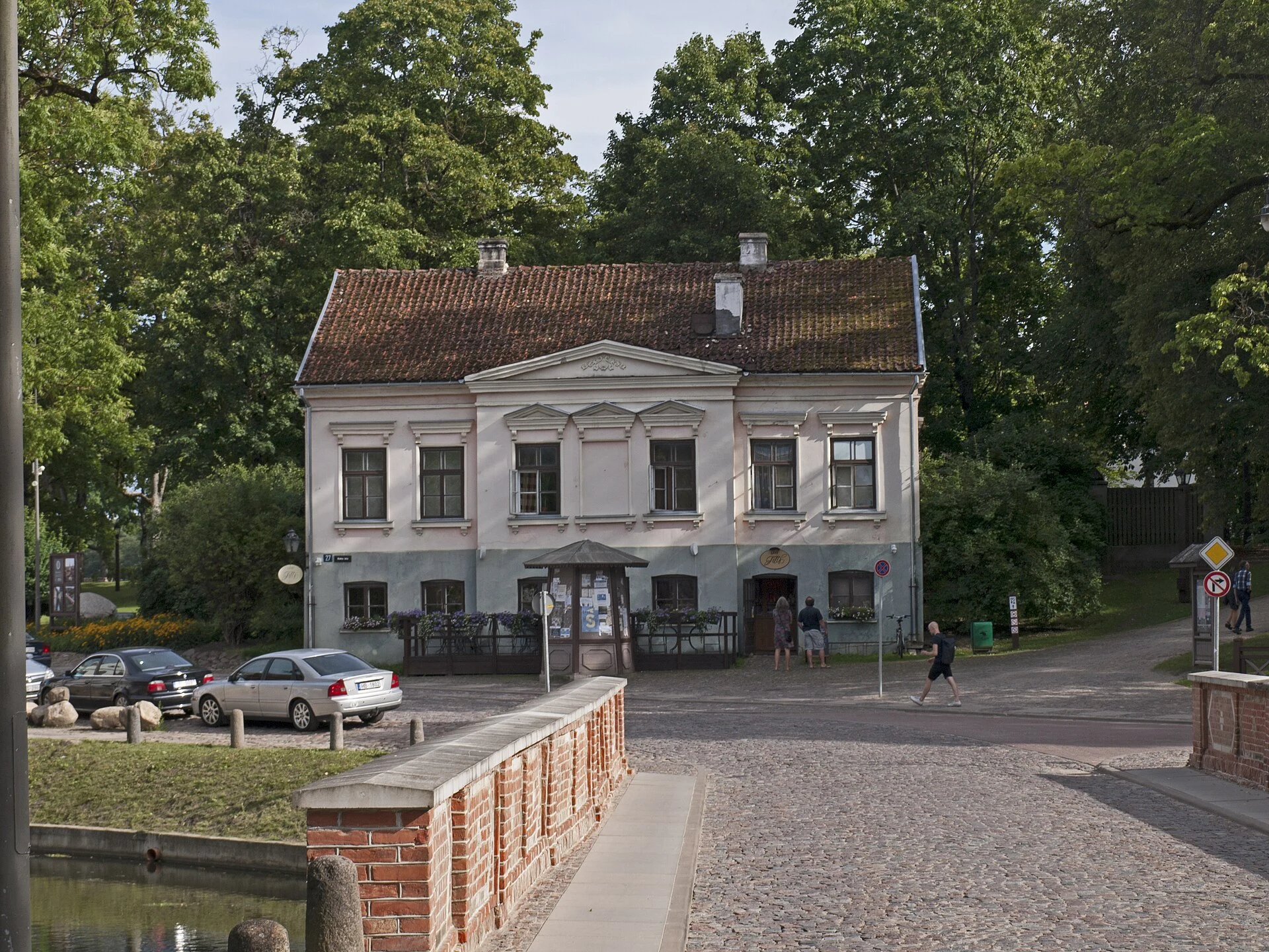 Arroyo Alekšupīte junto a edificios históricos y pequeños puentes en Kuldīga.