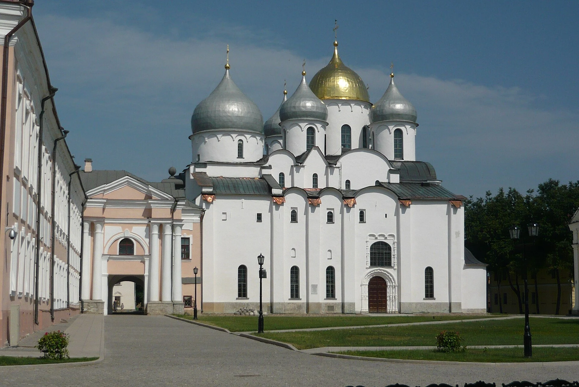 Vista exterior de la catedral de Santa Sofía de Kyiv con sus cúpulas.