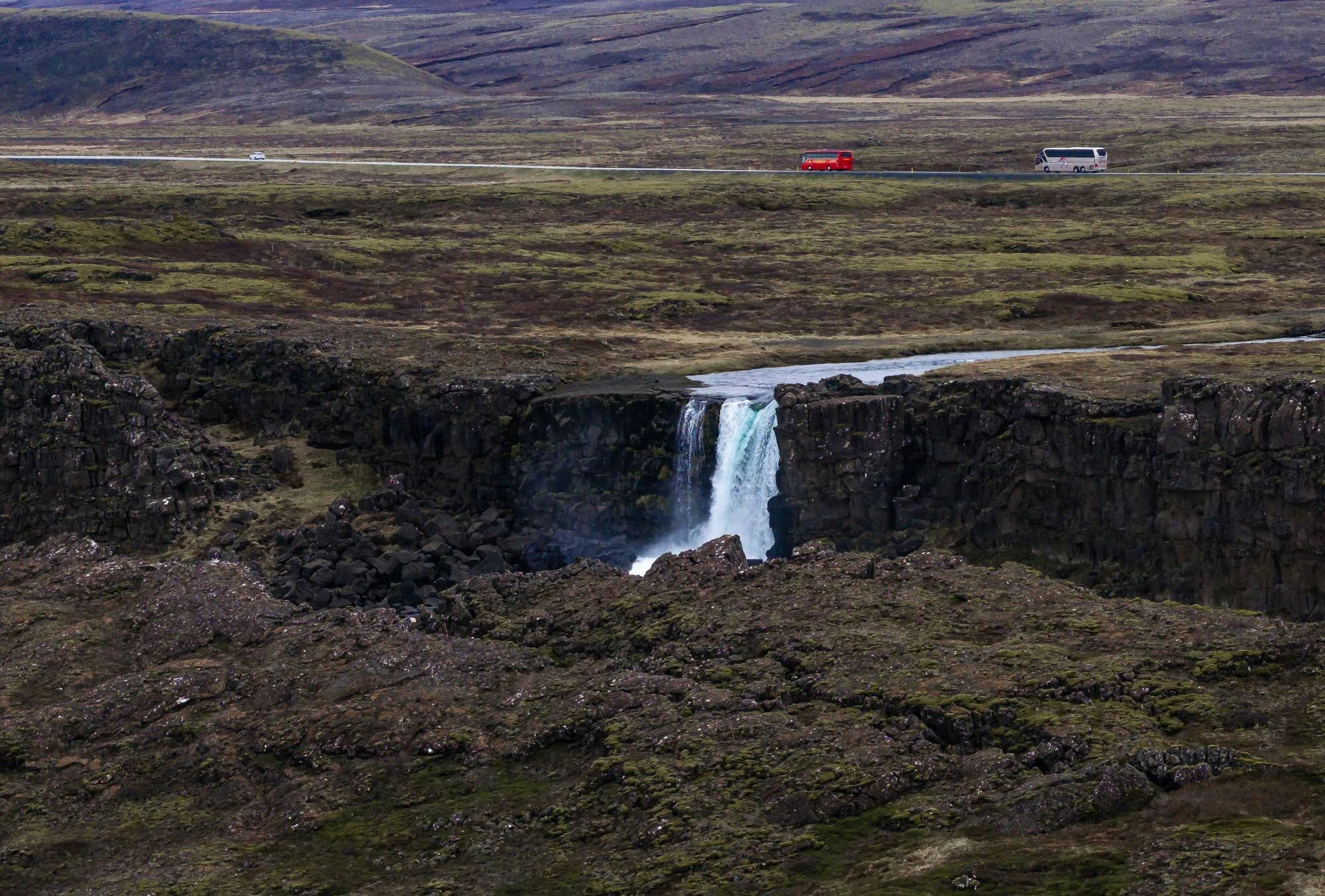 Cascada Öxarárfoss junto al sendero señalizado de Þingvellir.
