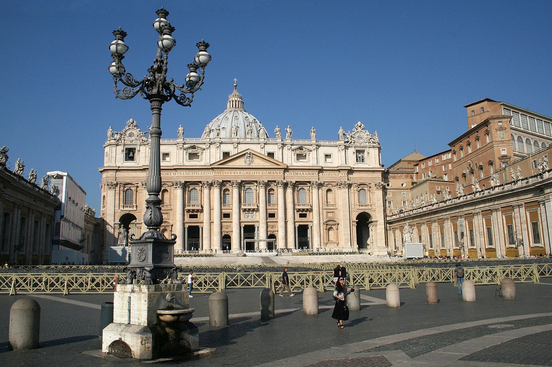 Fachada de la basílica de San Pedro vista desde la plaza de San Pedro.
