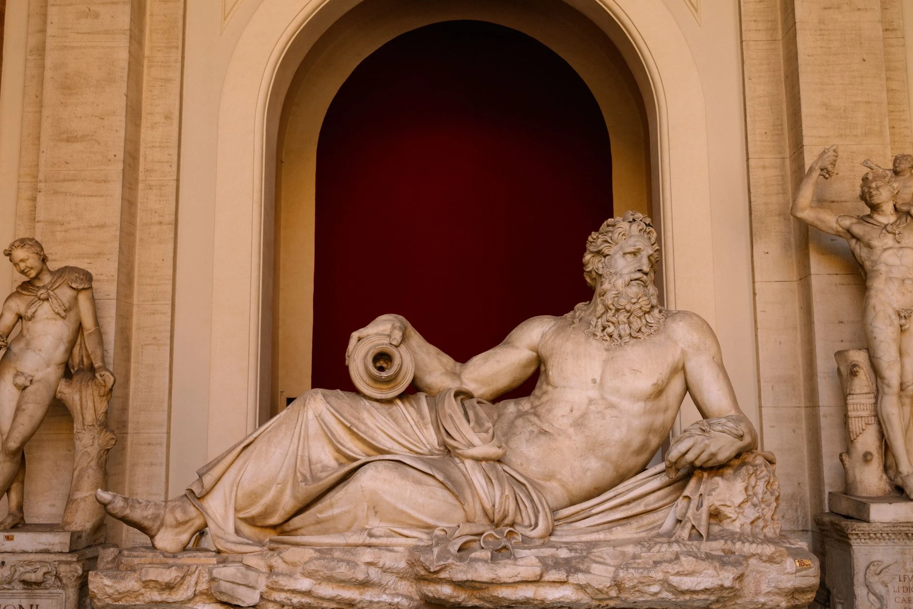Galería de los Mapas de los Museos Vaticanos con su bóveda pintada.