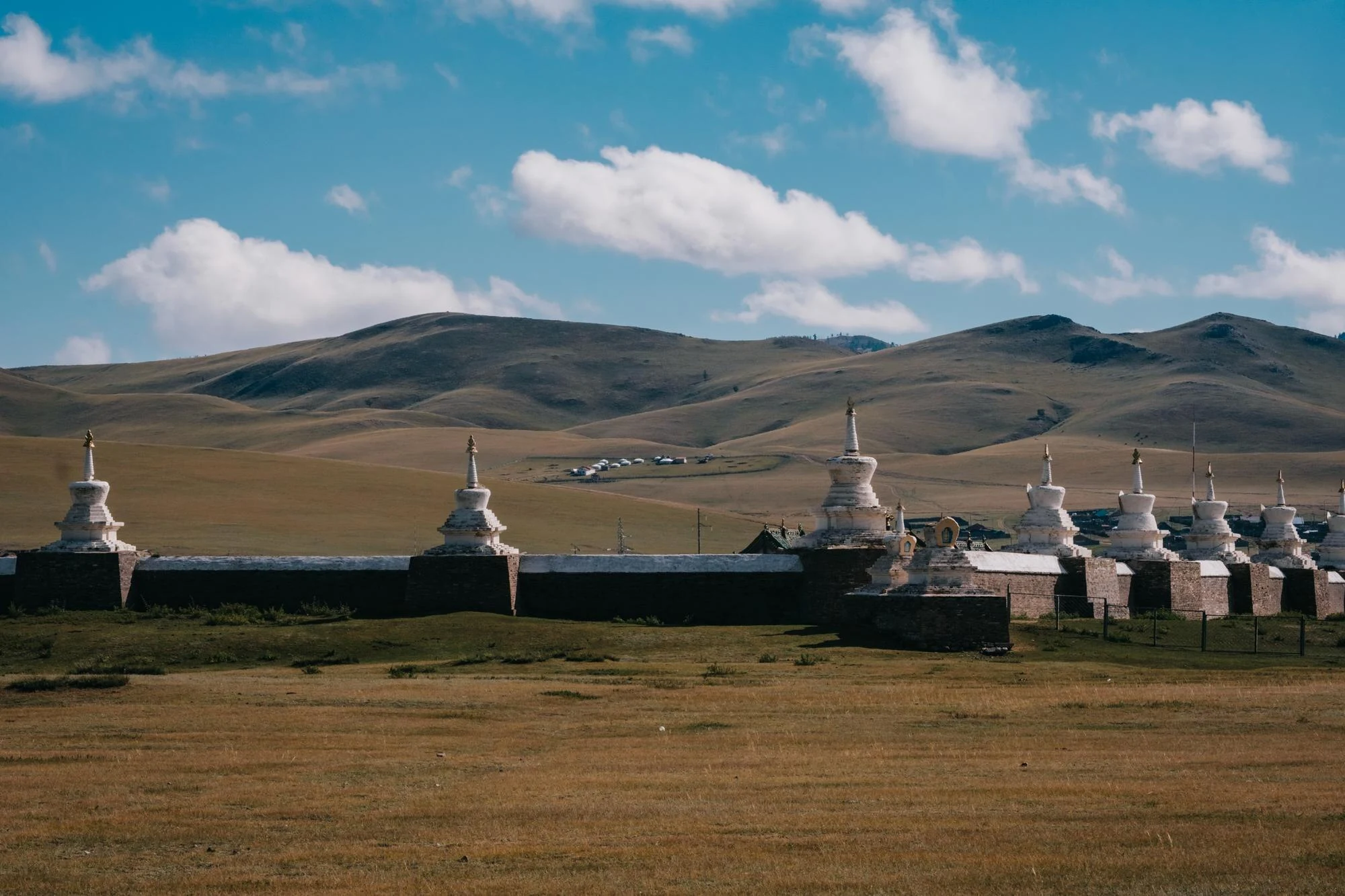 Murallas blancas y estupas del monasterio de Erdene Zuu en Kharkhorin.