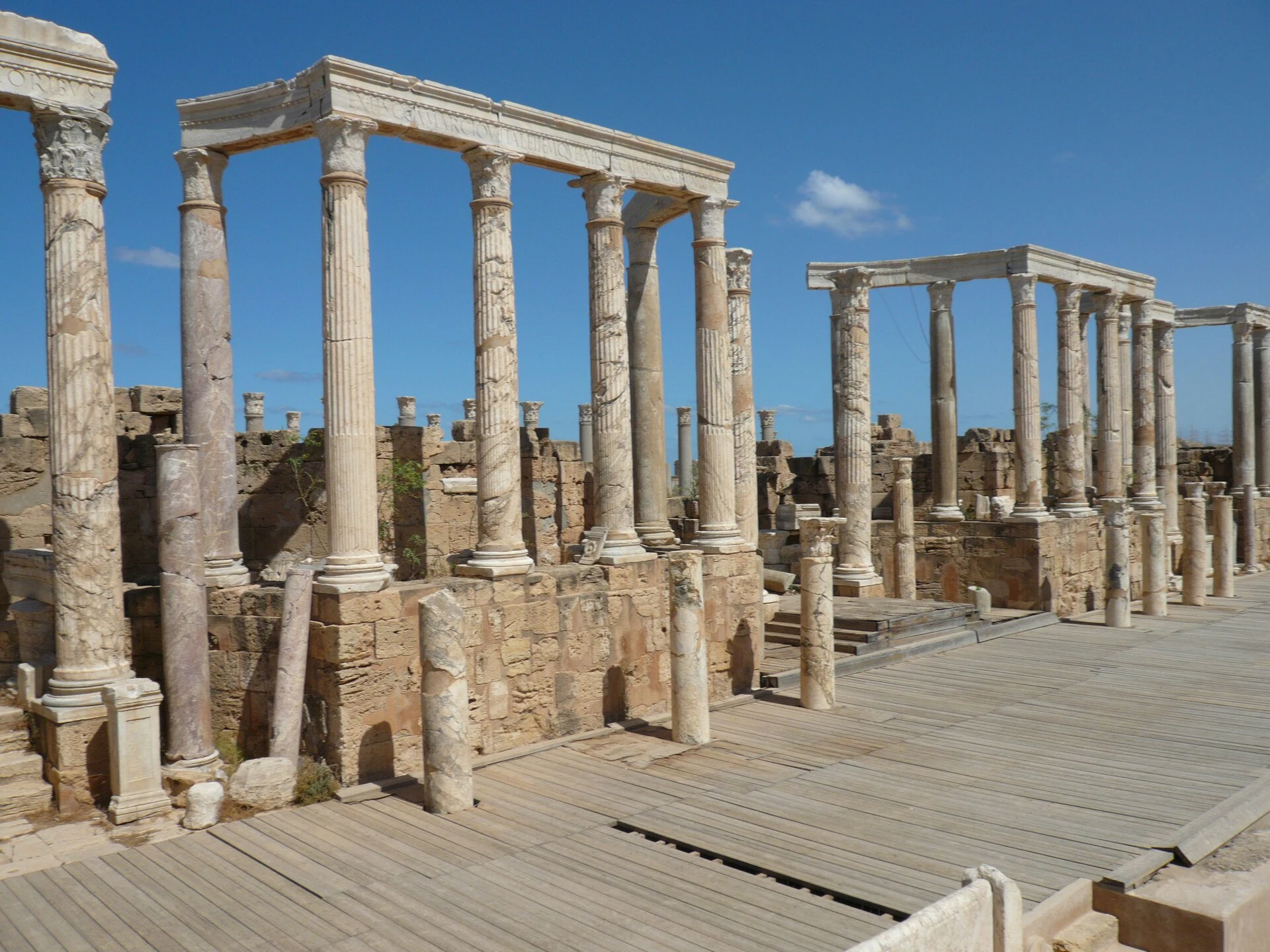 Vista amplia de las ruinas arqueológicas de Leptis Magna junto a la costa libia.