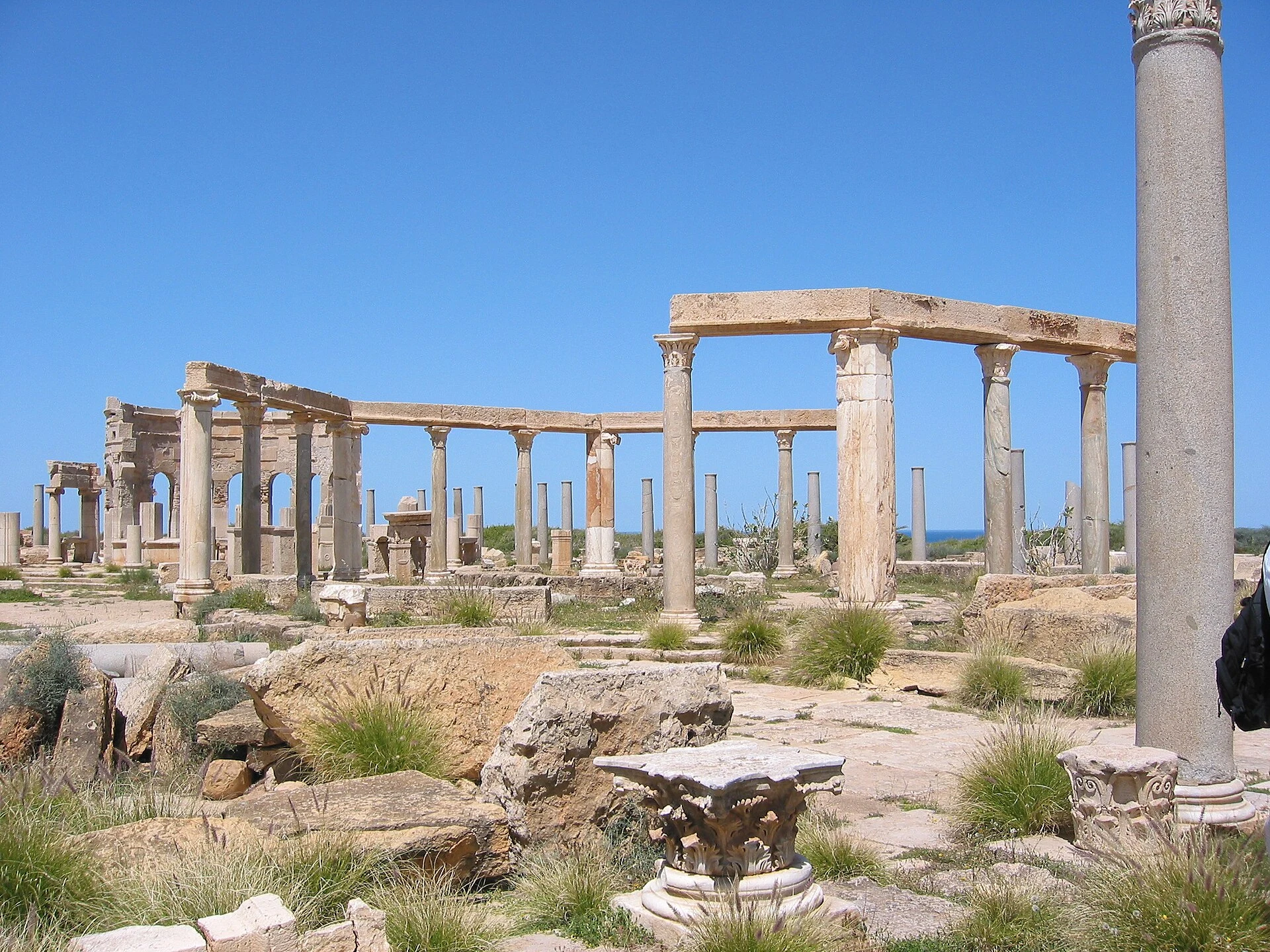 Säulen und Pflasterung in einem öffentlichen Bereich von Leptis Magna.