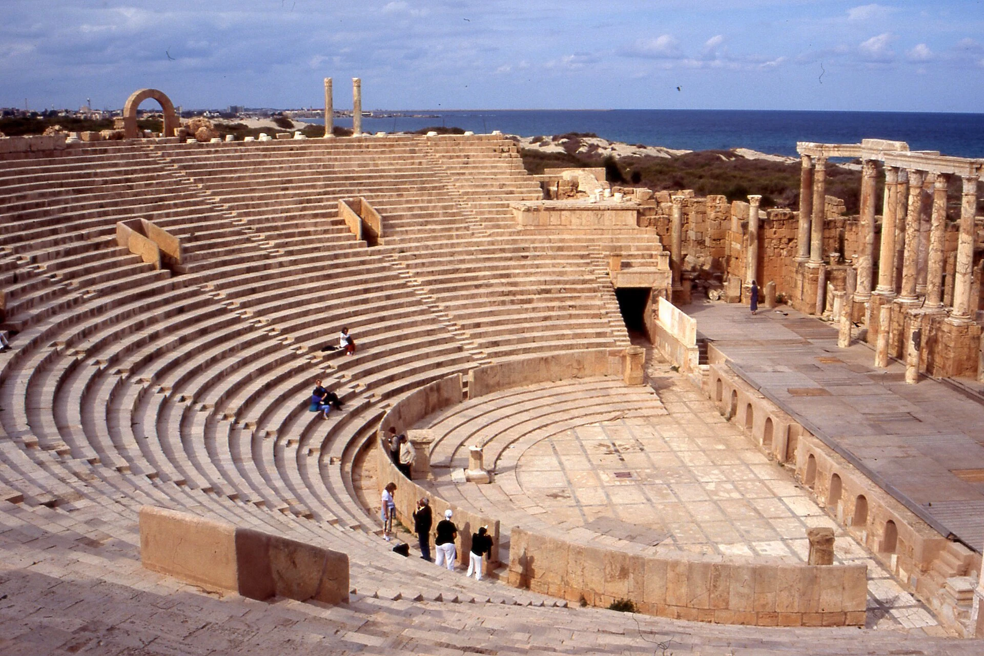 Überreste des antiken Hafens von Leptis Magna nahe der Mündung des Wadi Lebda.