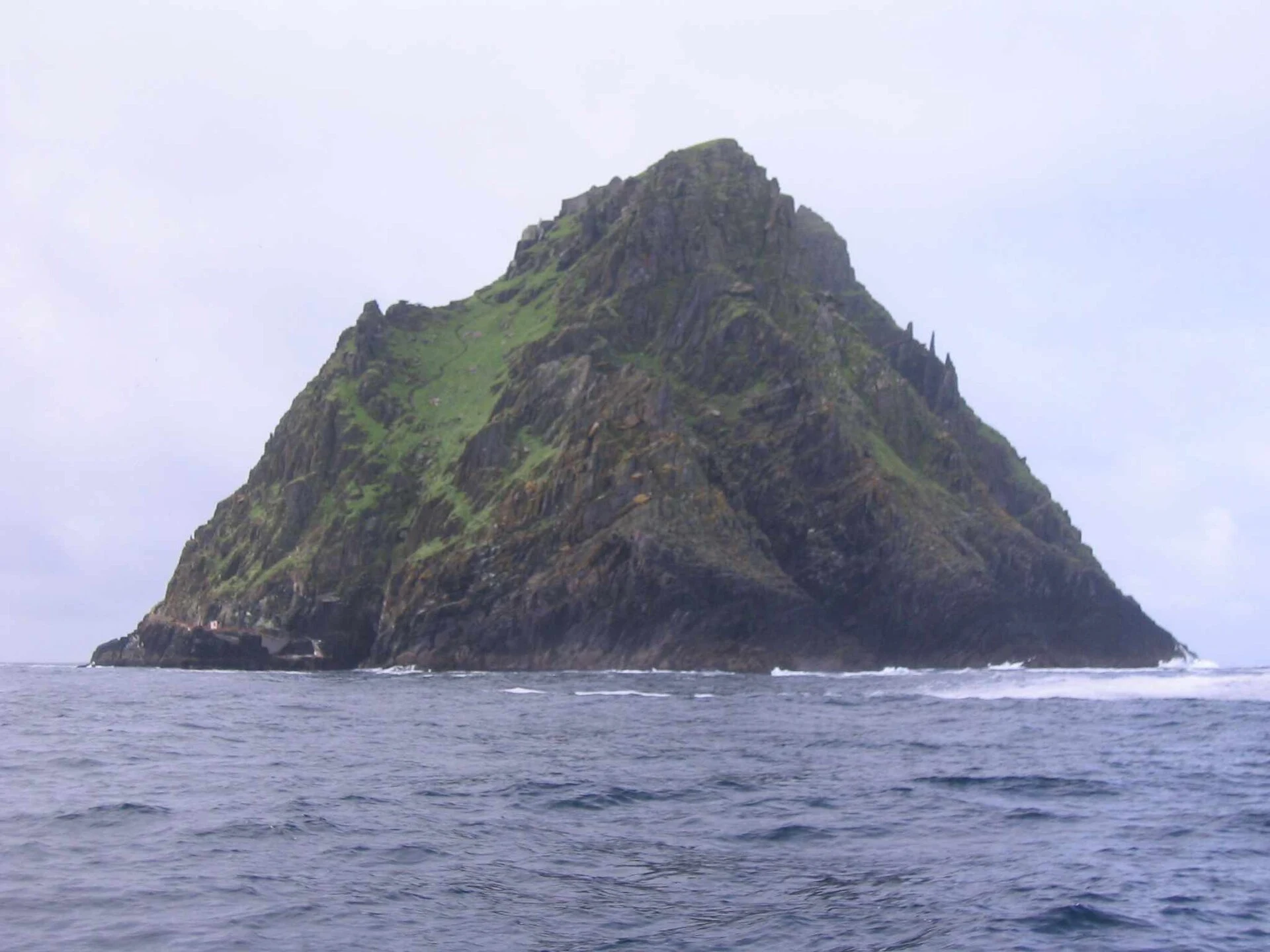 Skellig Michael elevándose sobre el Atlántico frente a la costa de Kerry.