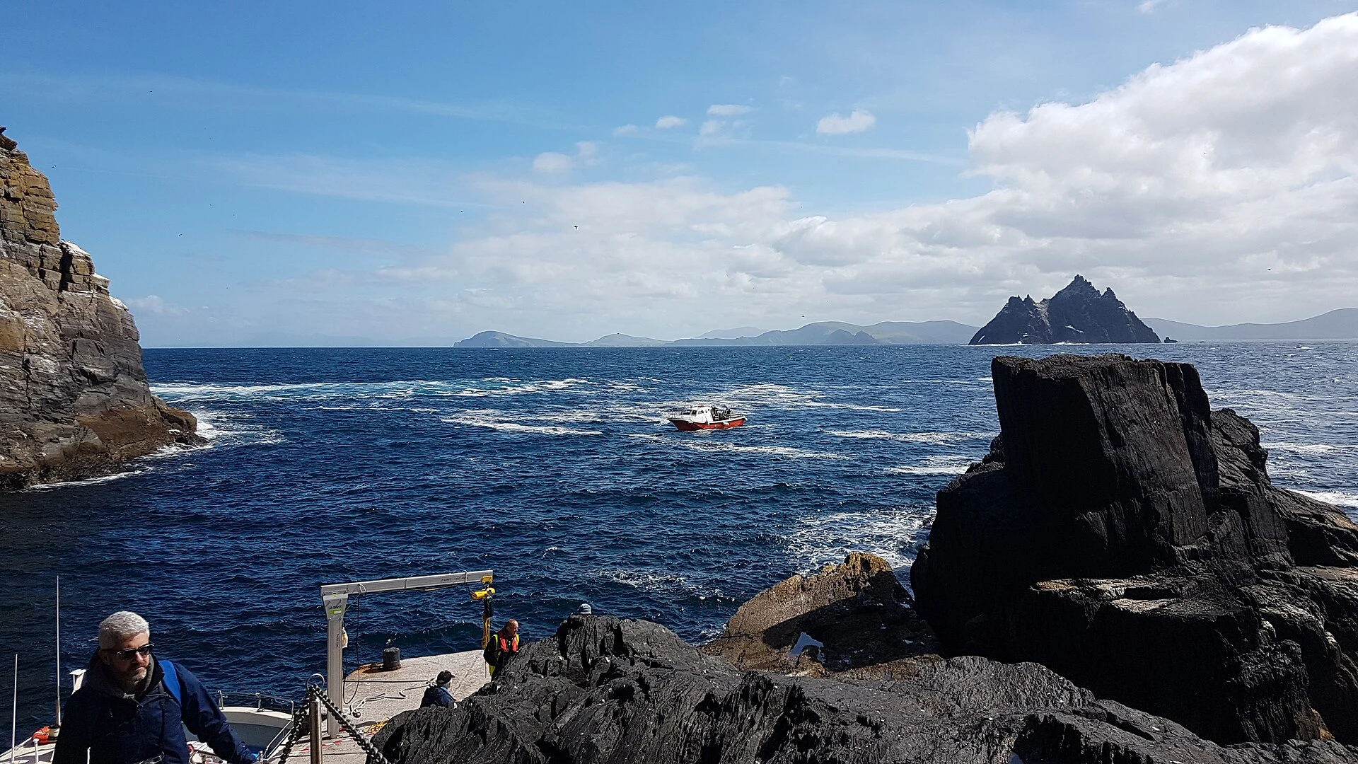 Little Skellig vista desde el mar, con aves marinas en los acantilados.