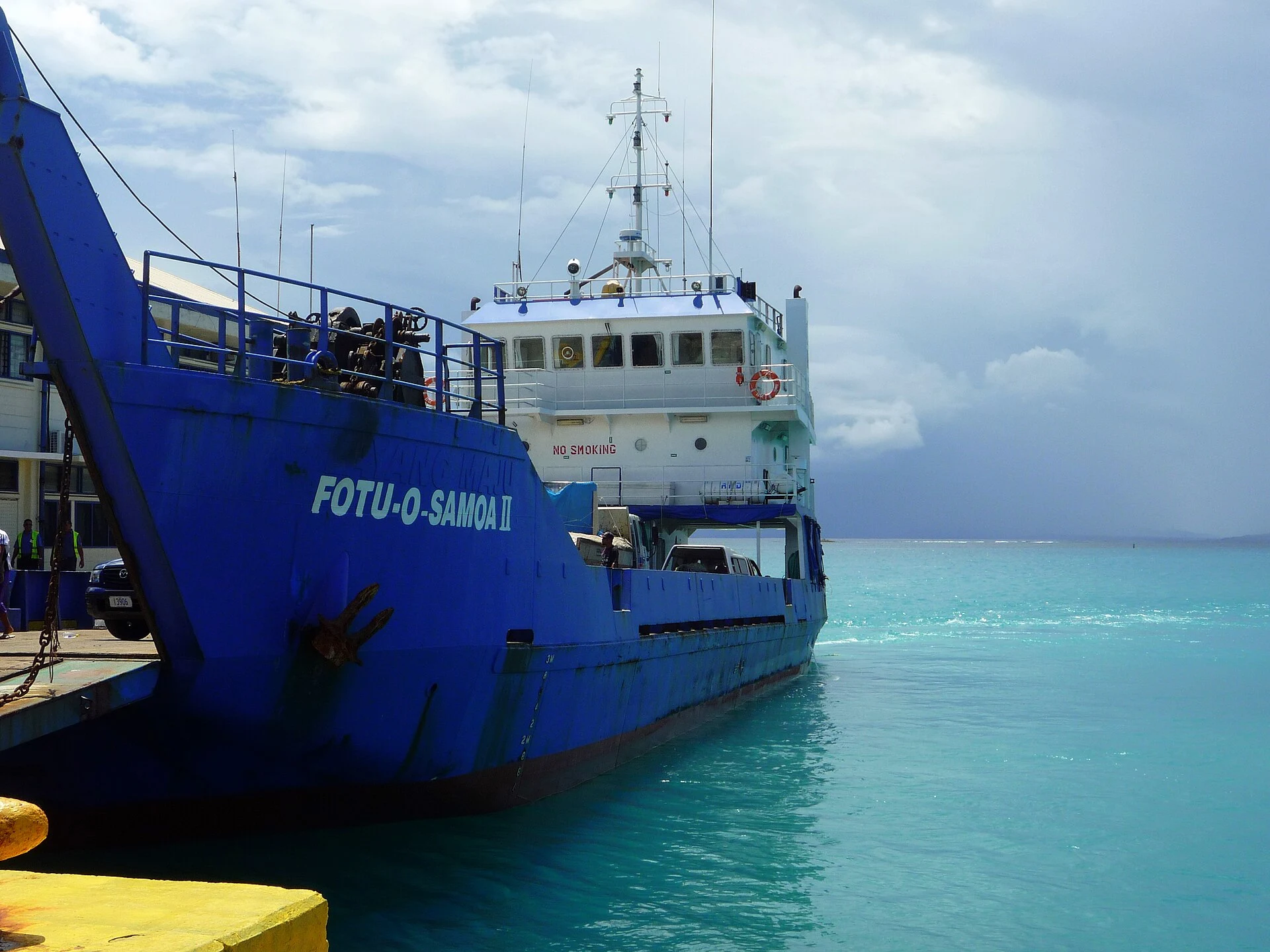 Ferry interinsular atracado en el muelle de Salelologa, Savaiʻi.