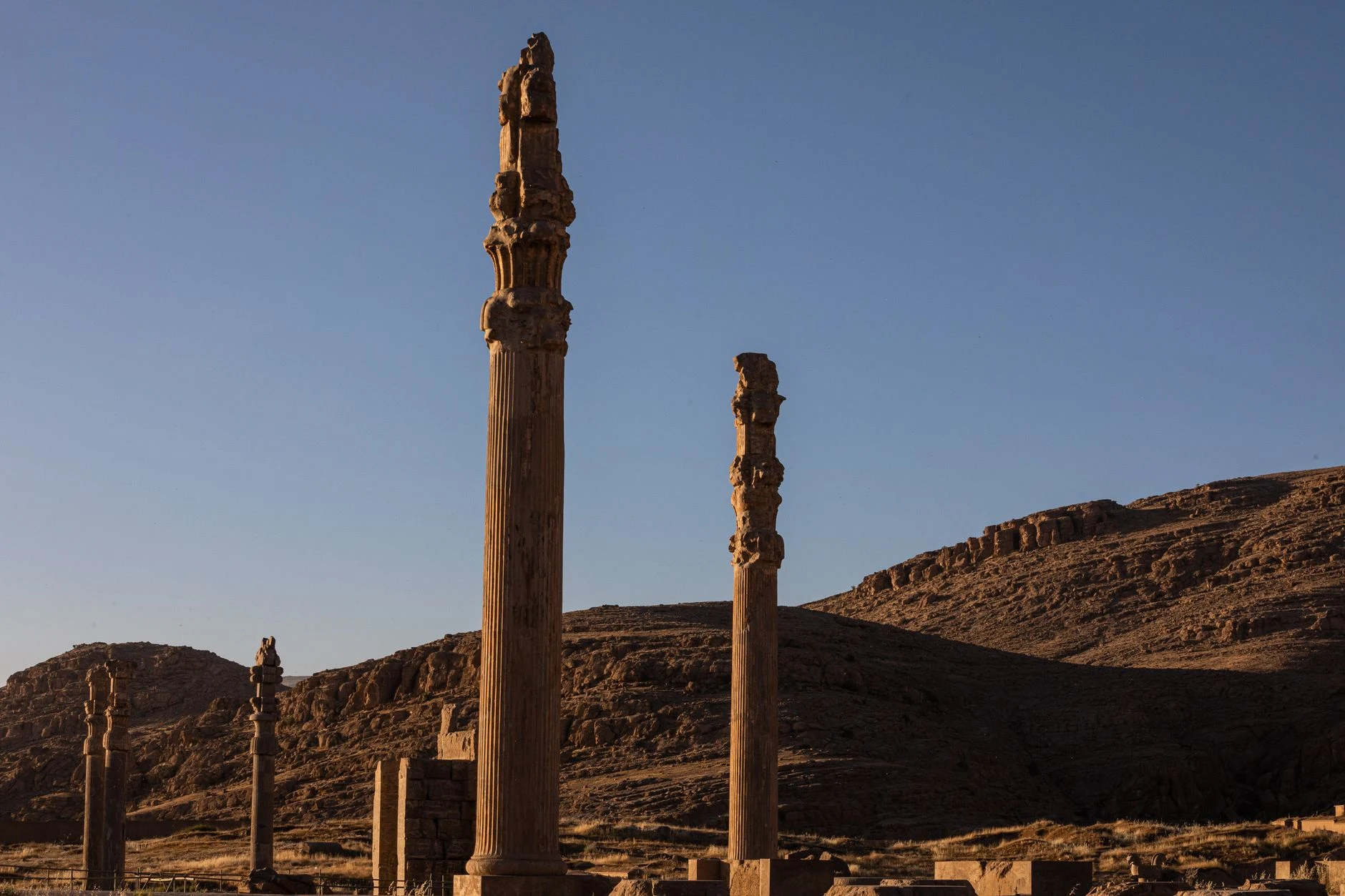 Columnas y restos arqueológicos de Persépolis junto a la montaña Kuh-e Rahmat.
