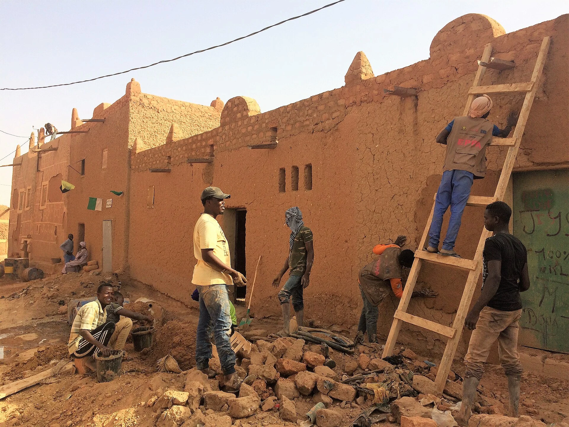 Calle de tierra y viviendas tradicionales en el centro histórico de Agadez.