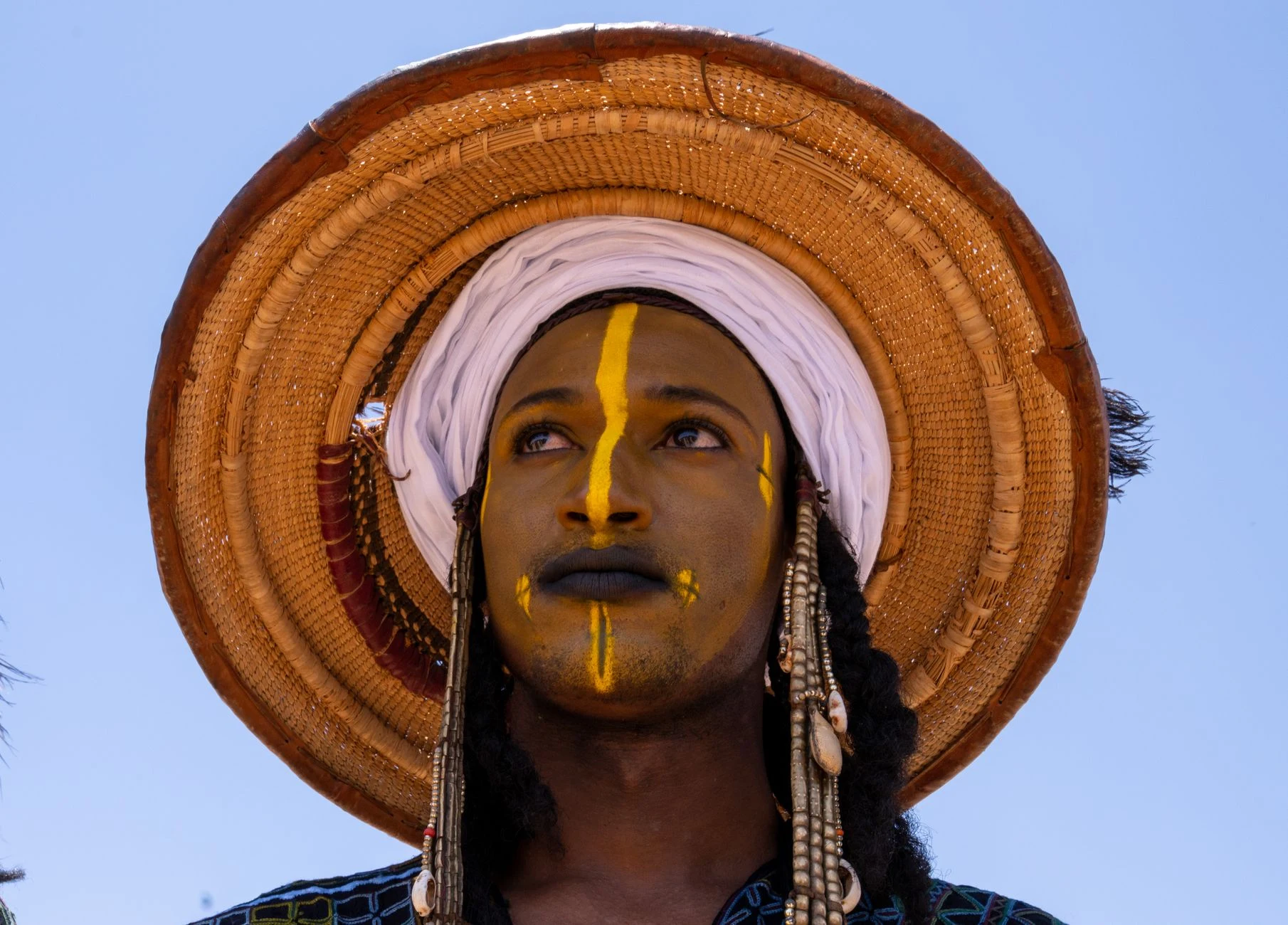 Detalle de un portal y muros de banco en Agadez.
