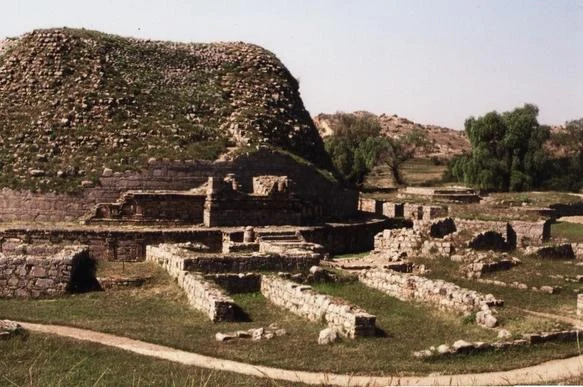 Gran stupa y capillas votivas del complejo de Dharmarajika en Taxila.