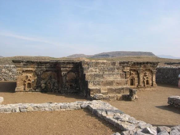 Restos de la calle y las construcciones de la antigua ciudad de Sirkap, Taxila.