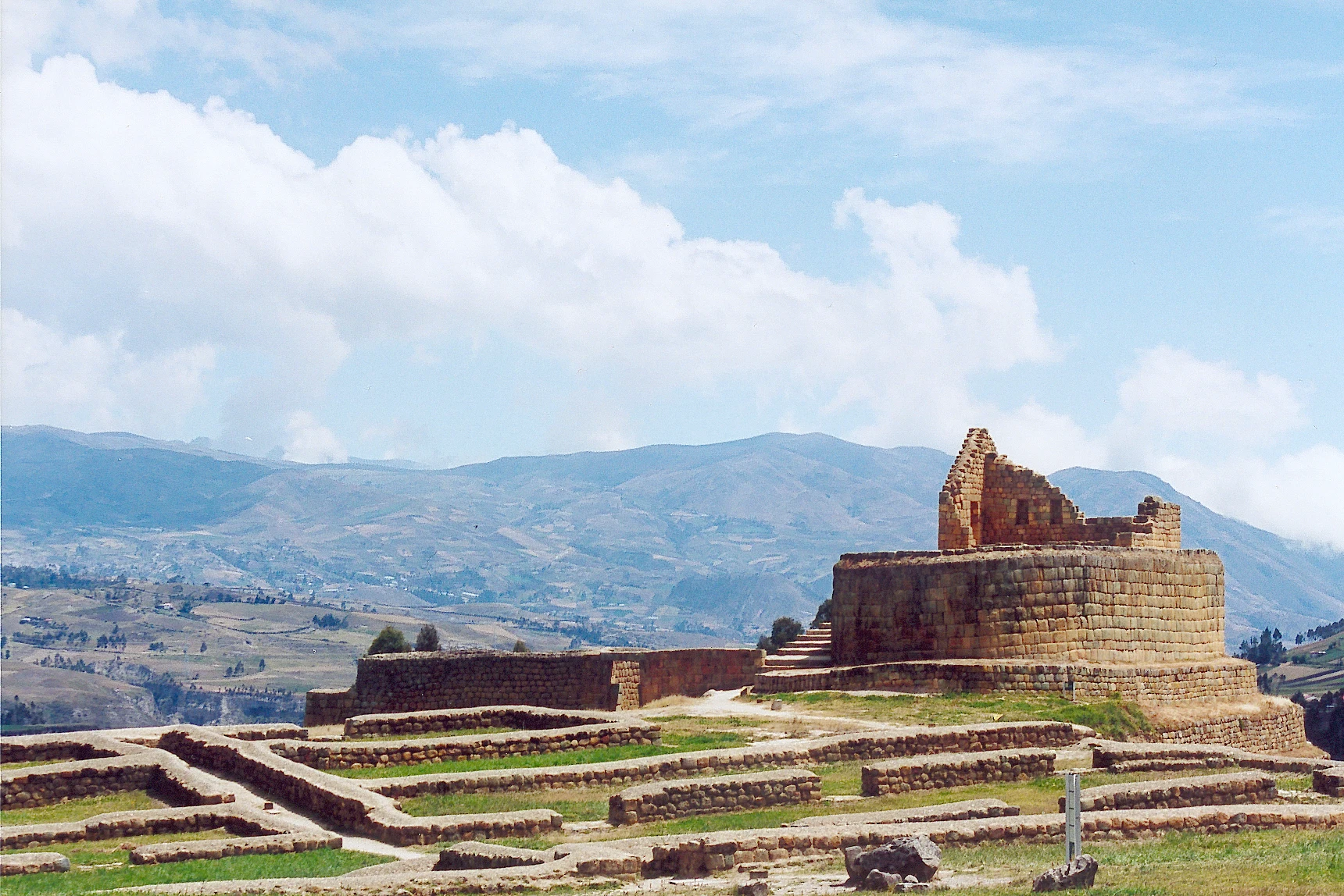 Estructuras de piedra del Complejo Arqueológico de Ingapirca con el Templo del Sol.