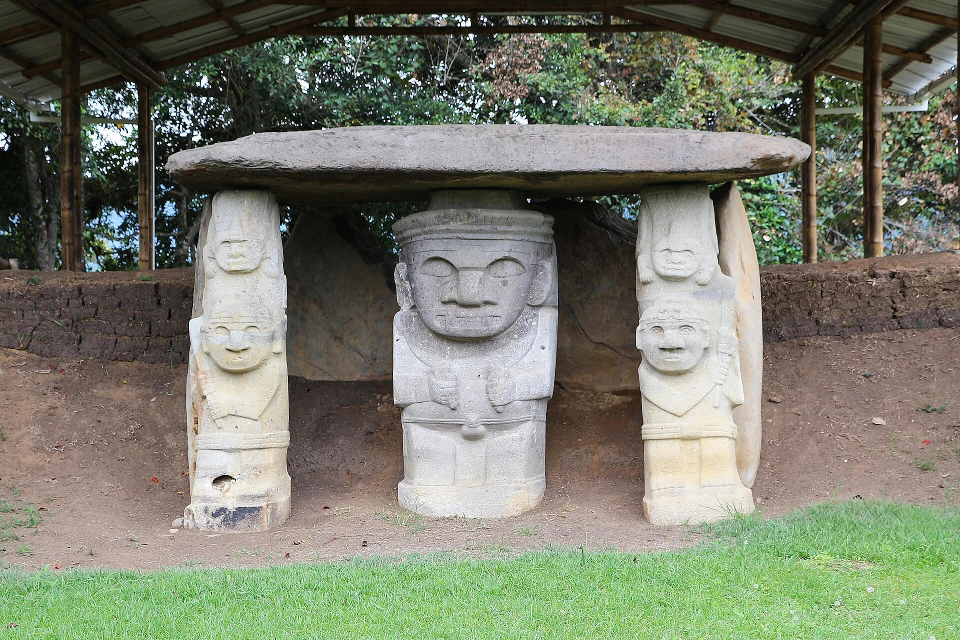 Esculturas de piedra y montículo funerario en Mesita A, Parque Arqueológico de San Agustín.