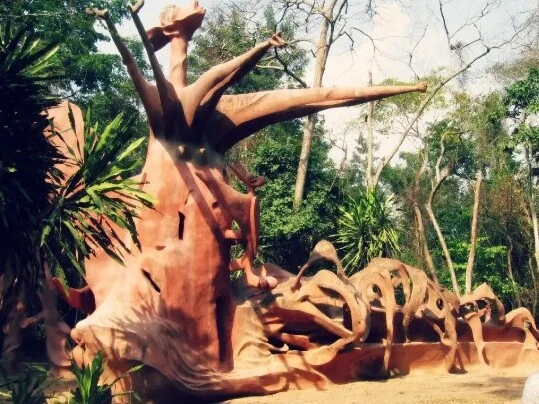Escultura monumental rodeada de bosque en el Bosque Sagrado de Osun-Osogbo.