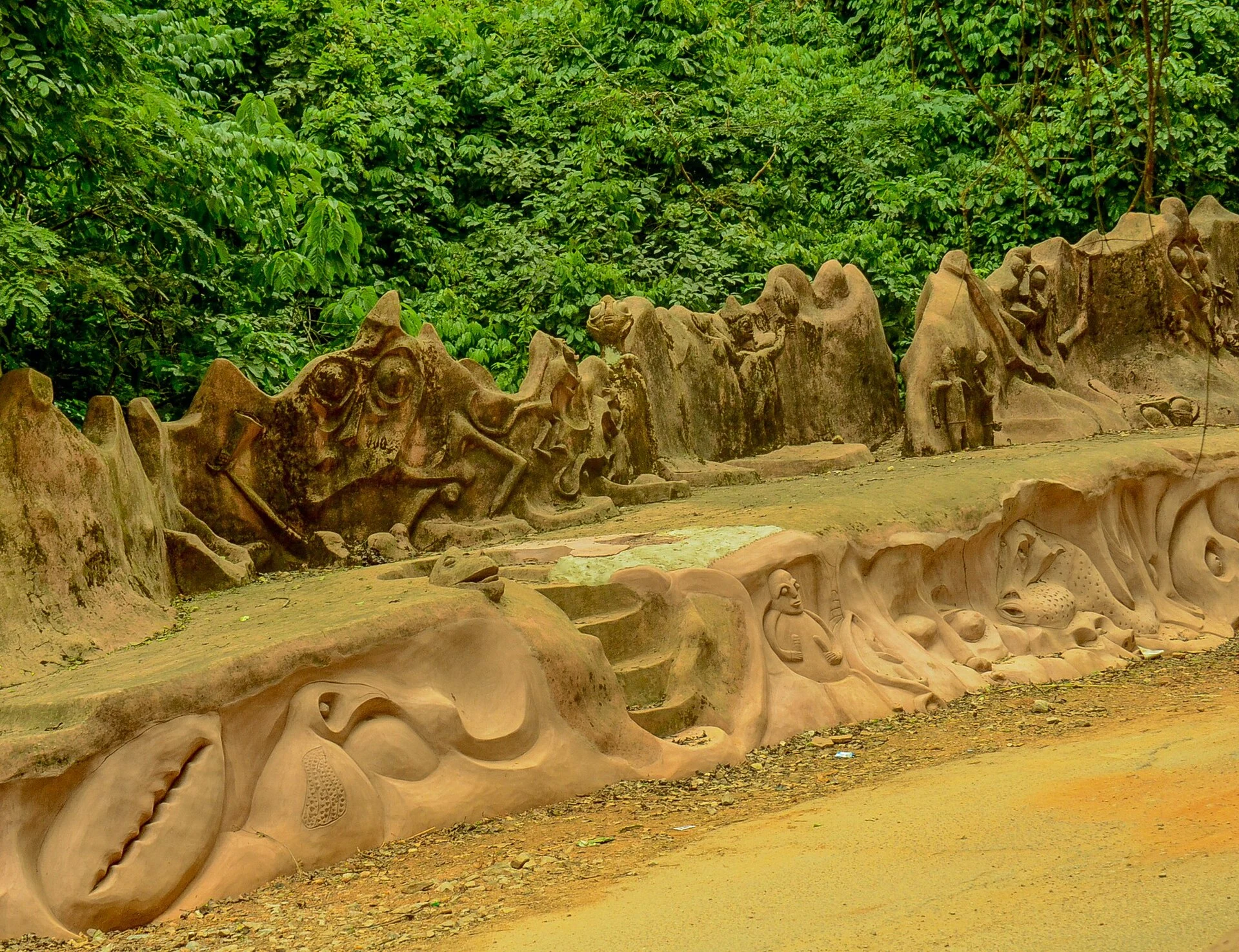 Río Osun entre vegetación de ribera dentro del Bosque Sagrado de Osun-Osogbo.