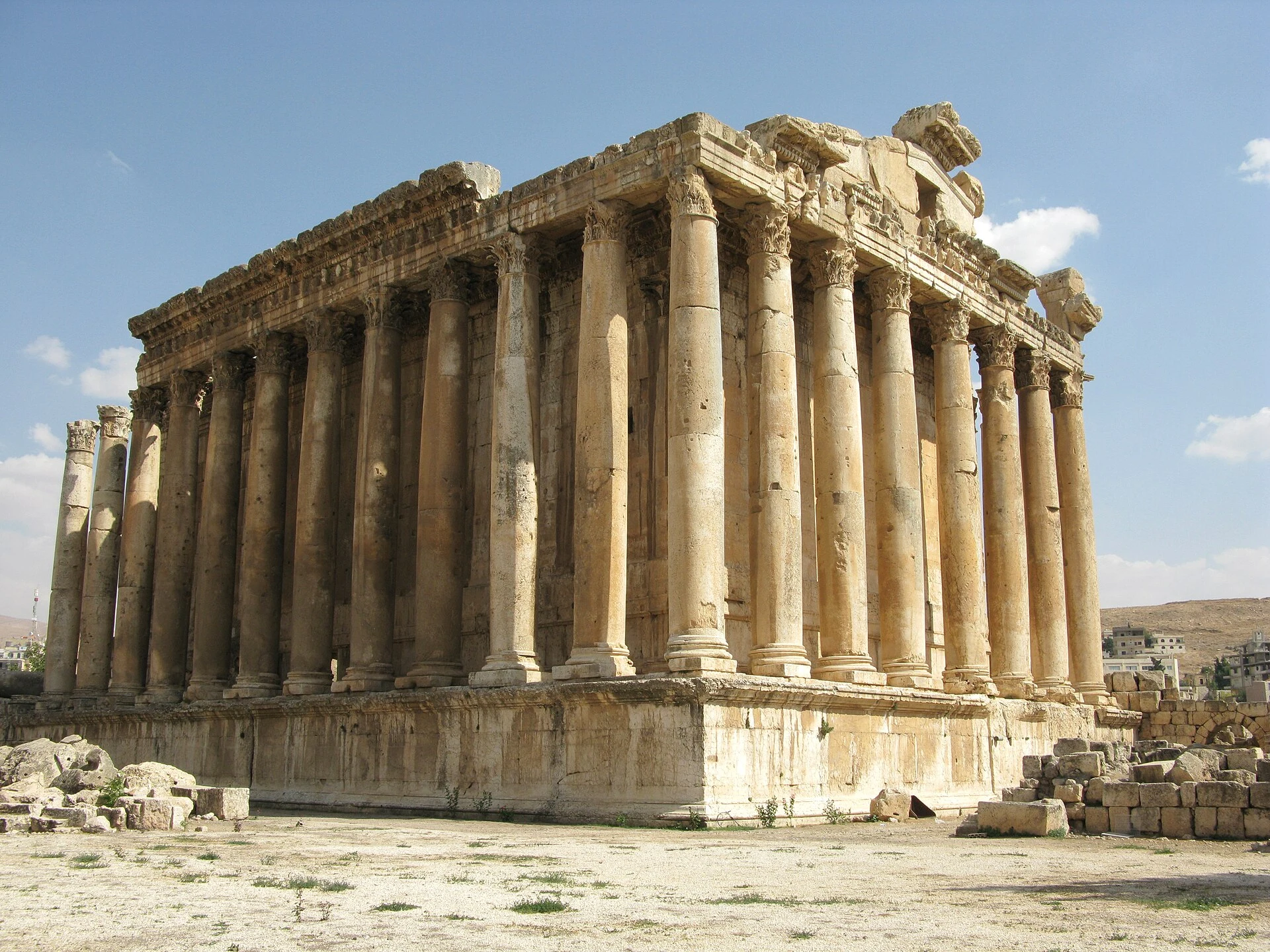 Fachada monumental del Templo de Baco en el recinto arqueológico de Baalbek.