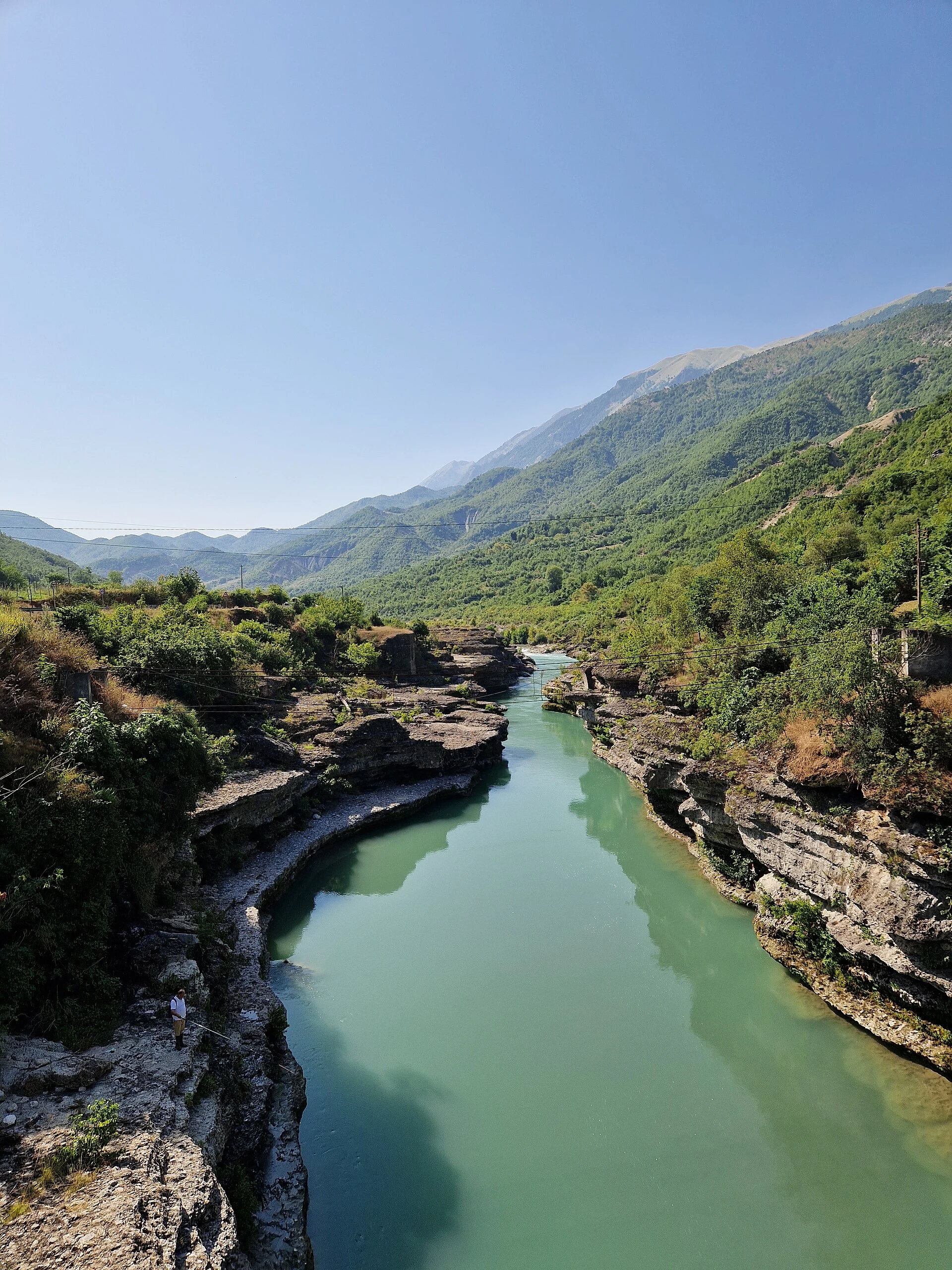 Cauce del río Vjosa y bancos de grava en el valle cerca de Këlcyrë, Albania.