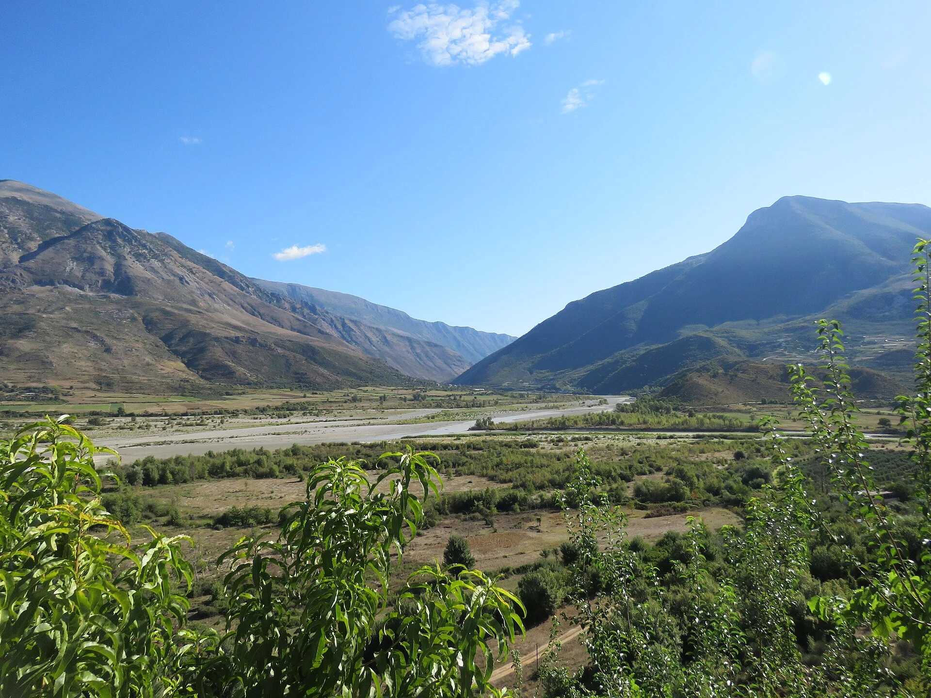 El valle de Vjosa en Albania entre Përmet, Këlcyrë y Tepelenë