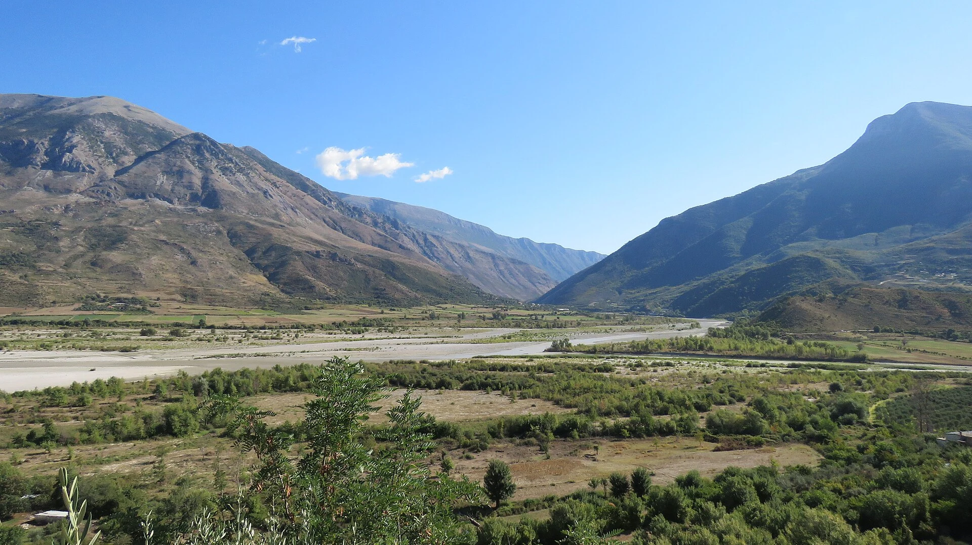 El valle de Vjosa en Albania entre Përmet, Këlcyrë y Tepelenë