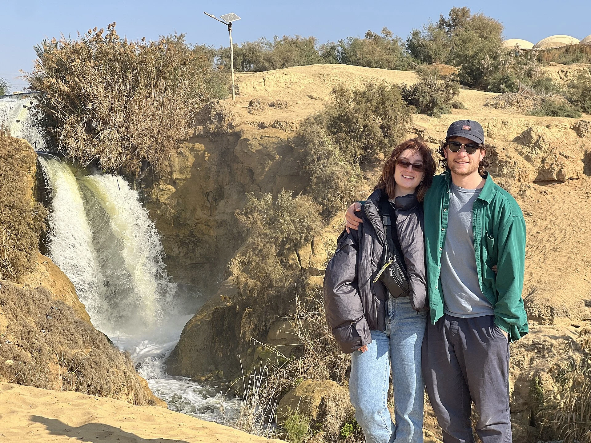 Paisaje desértico protegido y sendero señalizado de Wadi al-Hitan.