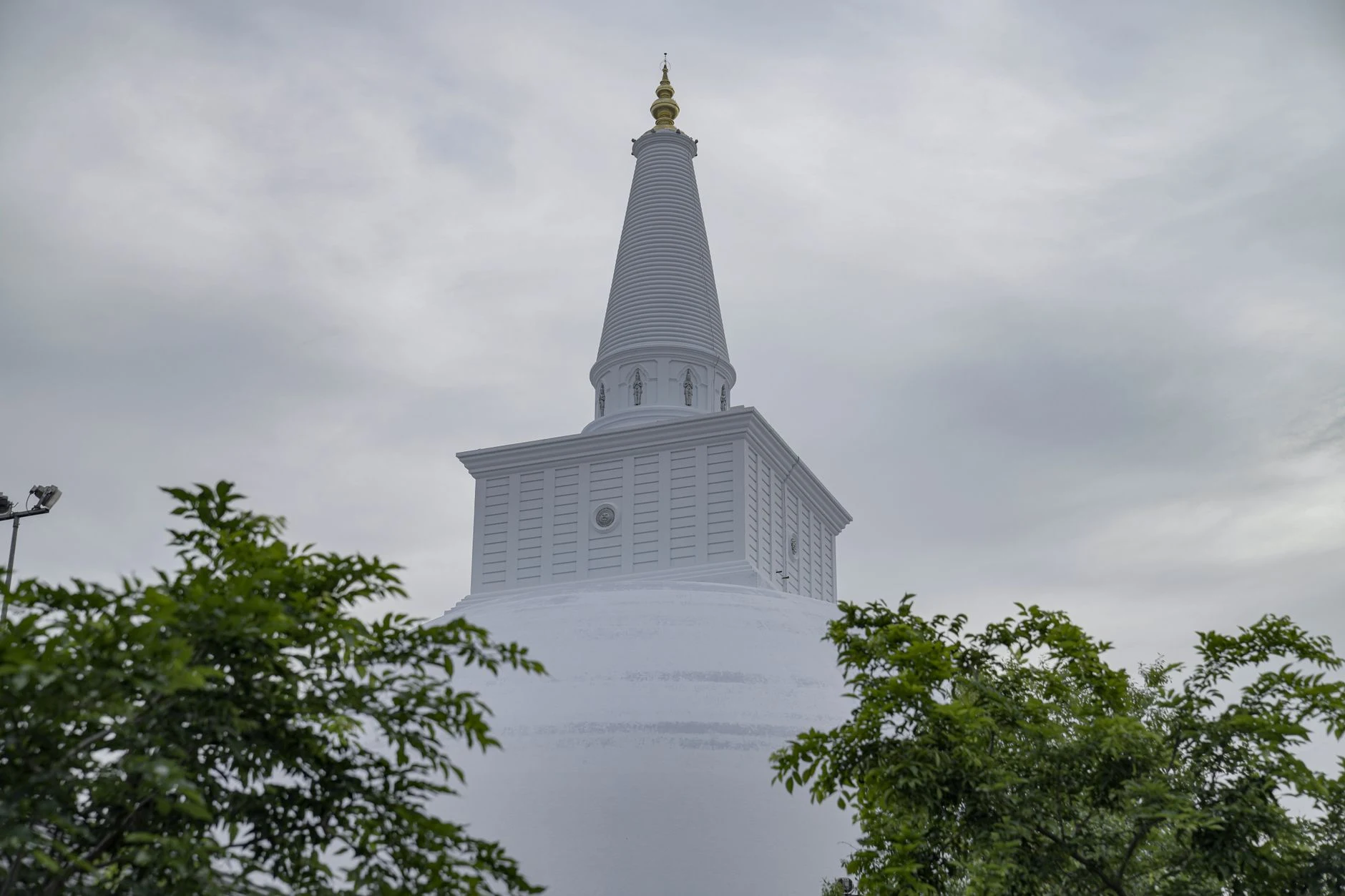 Estupa blanca de Ruwanweliseya en Anuradhapura bajo luz de mañana.
