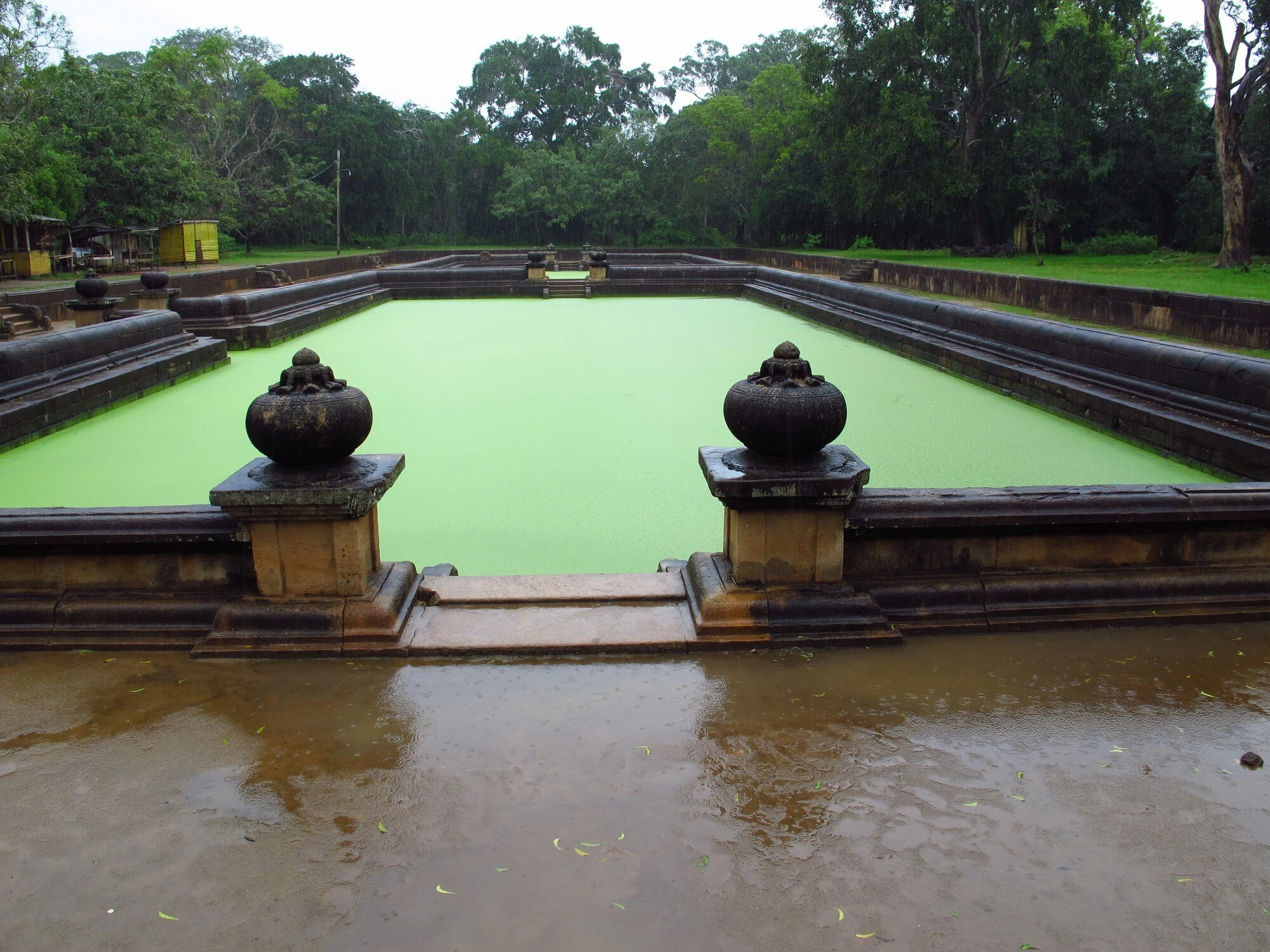 Escalinatas de piedra y agua en los estanques gemelos de Kuttam Pokuna, Anuradhapura.