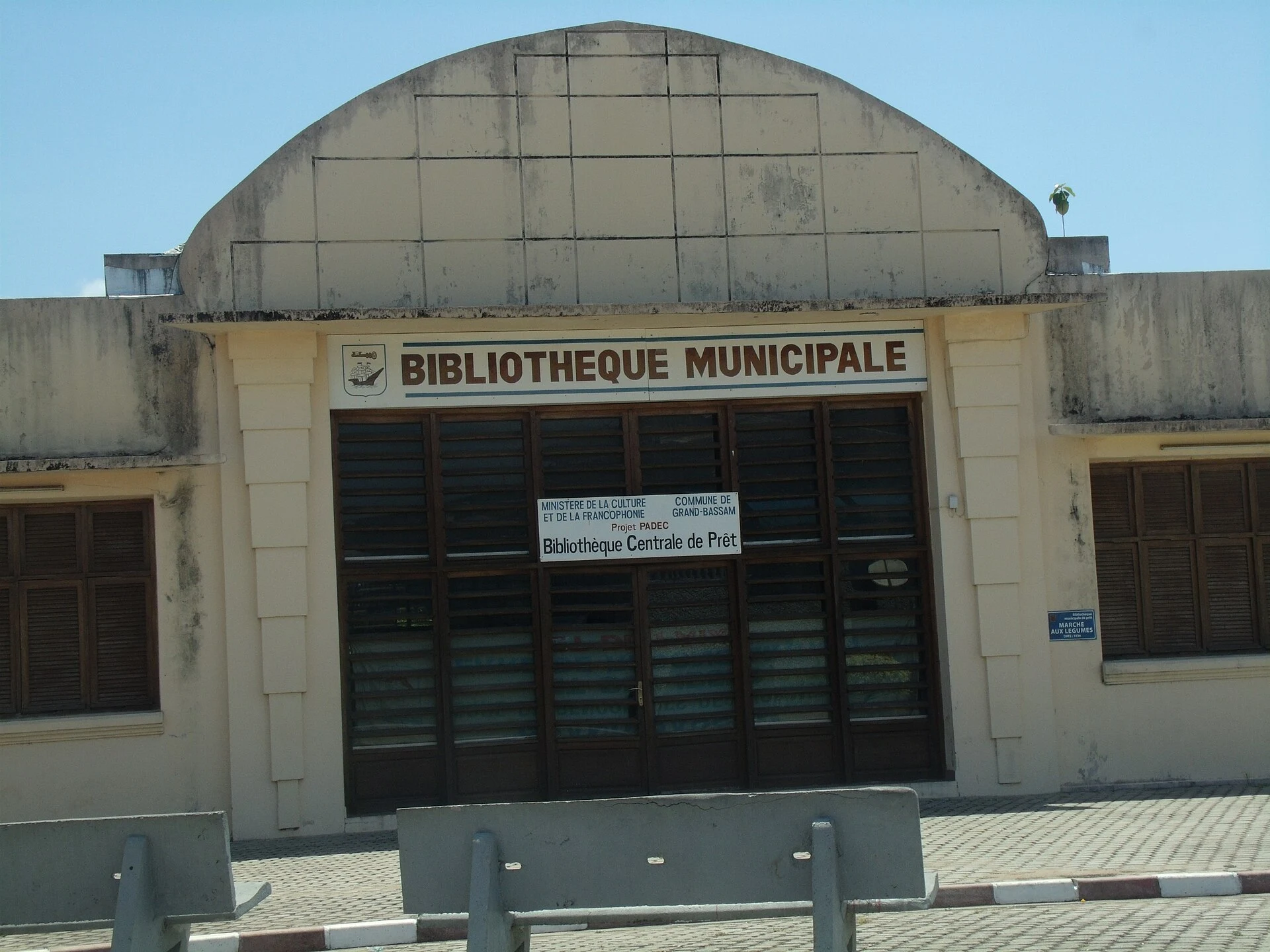 Exterior del Museo Nacional del Traje de Grand-Bassam, instalado en el antiguo palacio del gobernador.