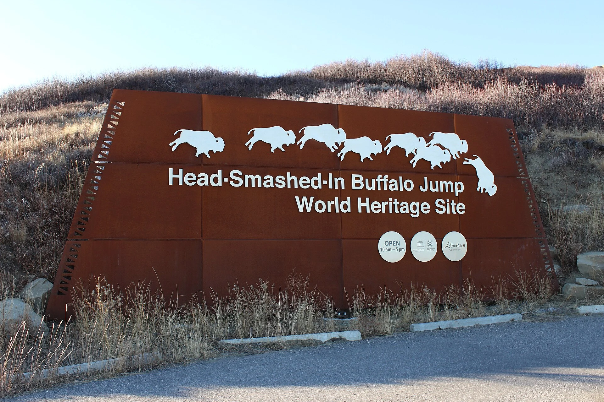 Acantilado y pradera abierta en Head-Smashed-In Buffalo Jump, Alberta.