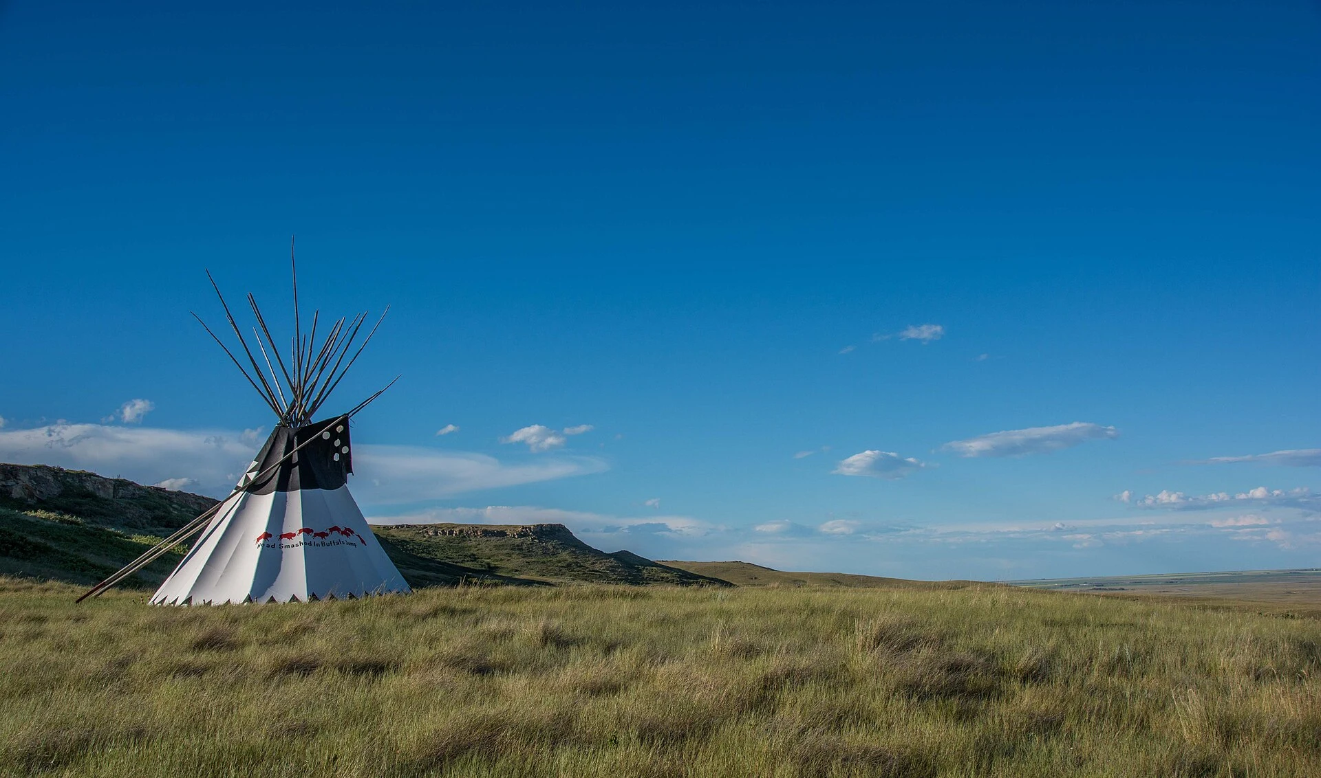 Exterior del centro interpretativo de Head-Smashed-In Buffalo Jump integrado en la ladera.