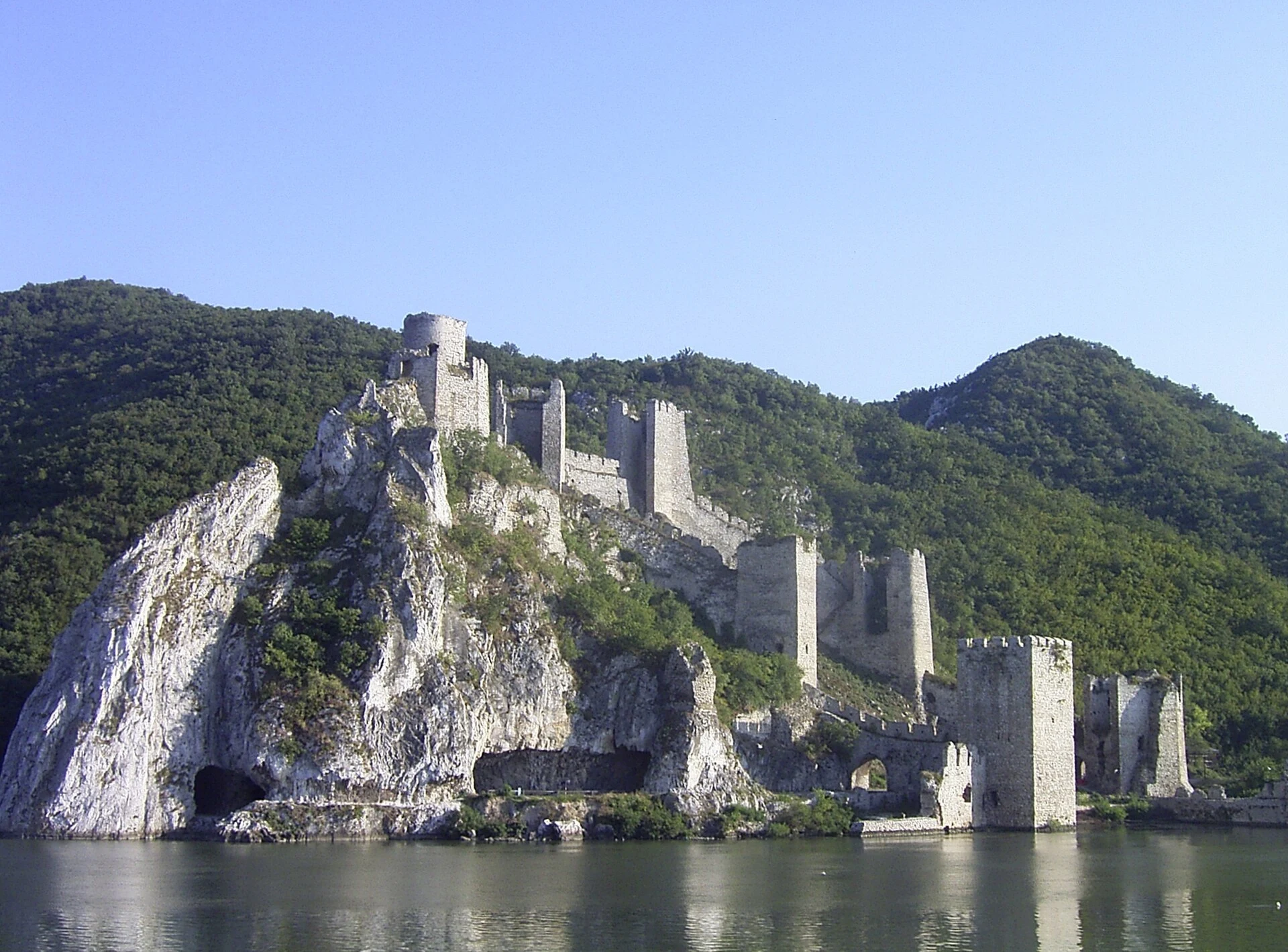 Torres y murallas de la Fortaleza de Golubac junto al Danubio.