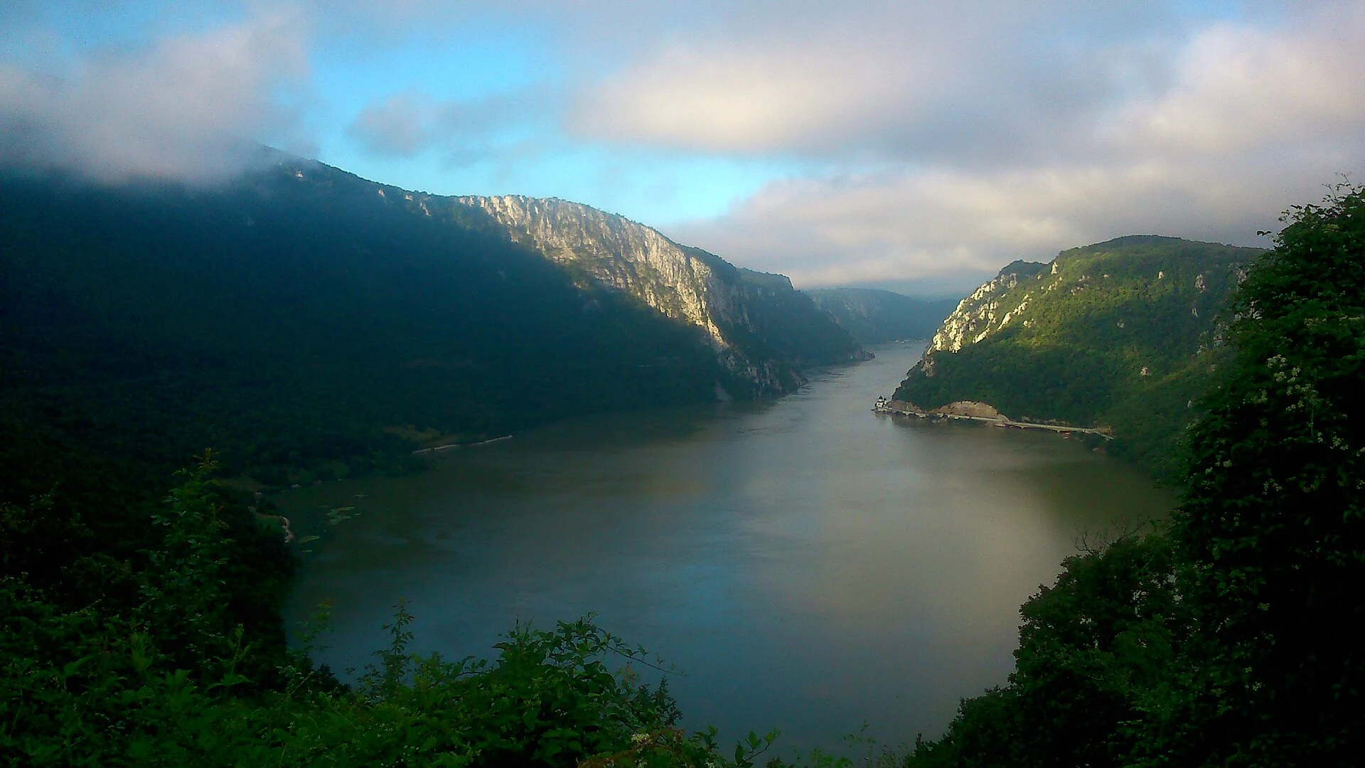 El Danubio entre laderas boscosas en el Parque Nacional de Đerdap.