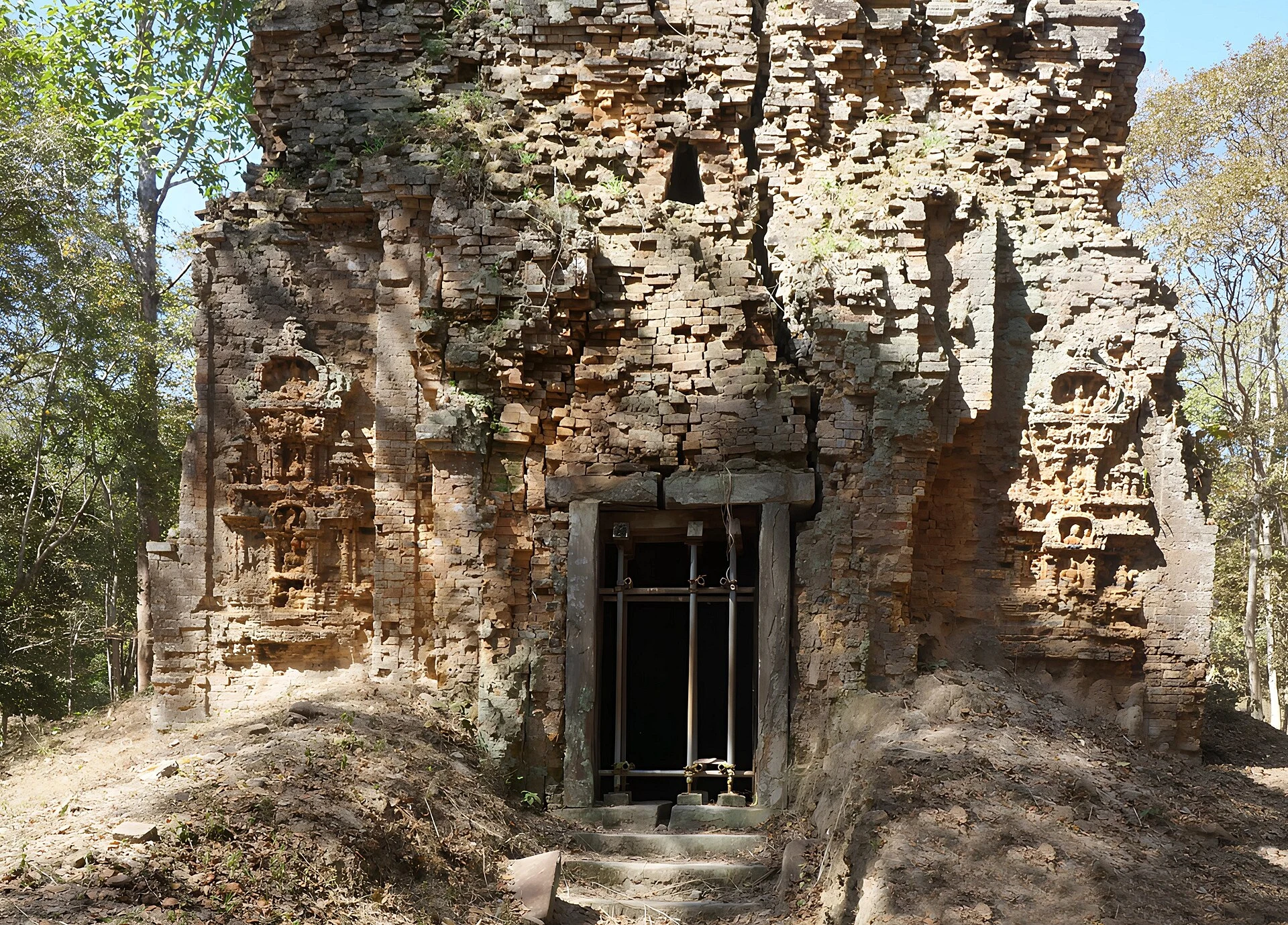 Templo octogonal de ladrillo en Sambor Prei Kuk.