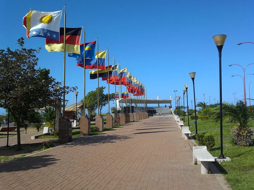 Vista costera del puerto histórico de La Vela de Coro.