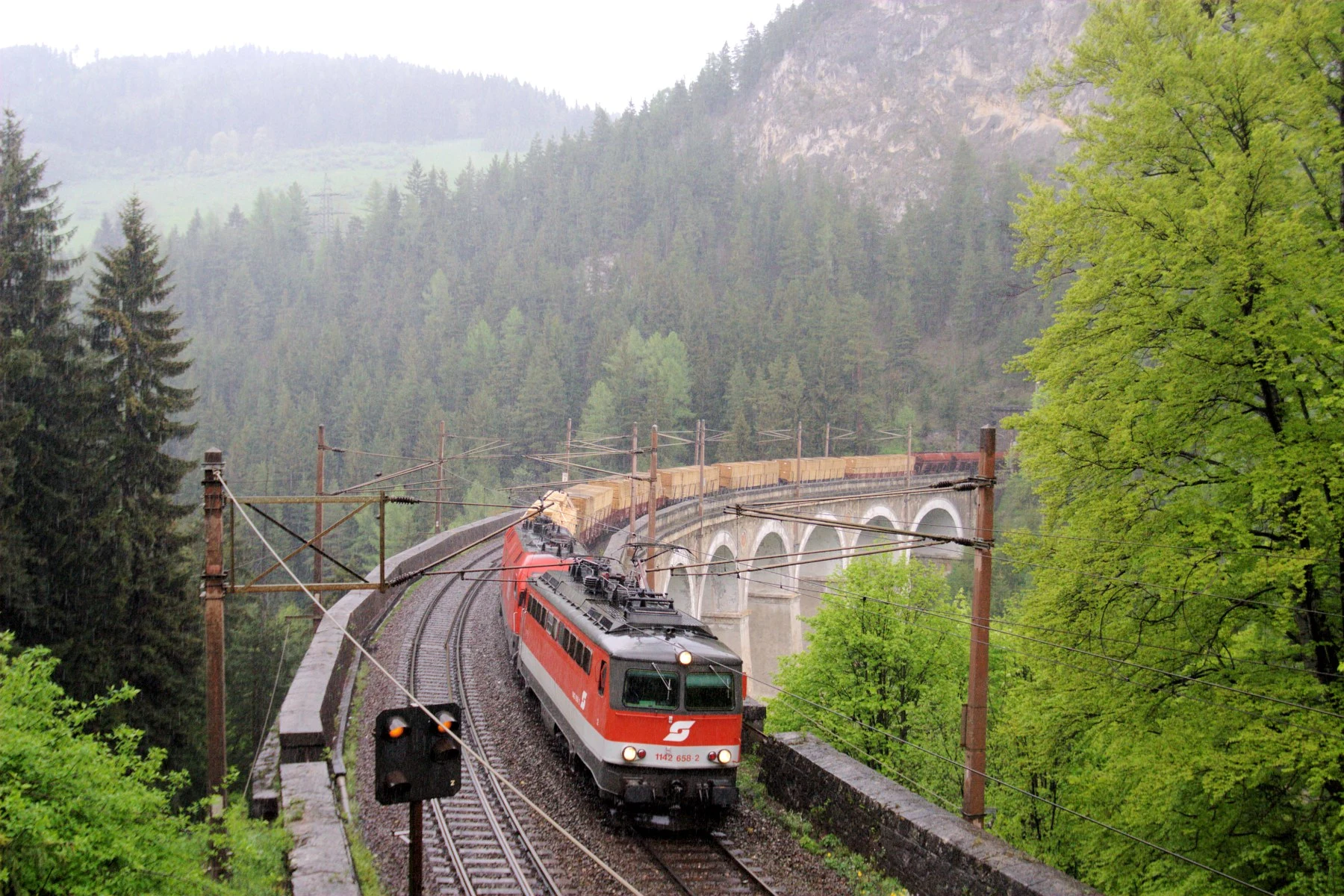Viaducto de Kalte Rinne en la línea ferroviaria de Semmering, entre bosque y laderas alpinas.