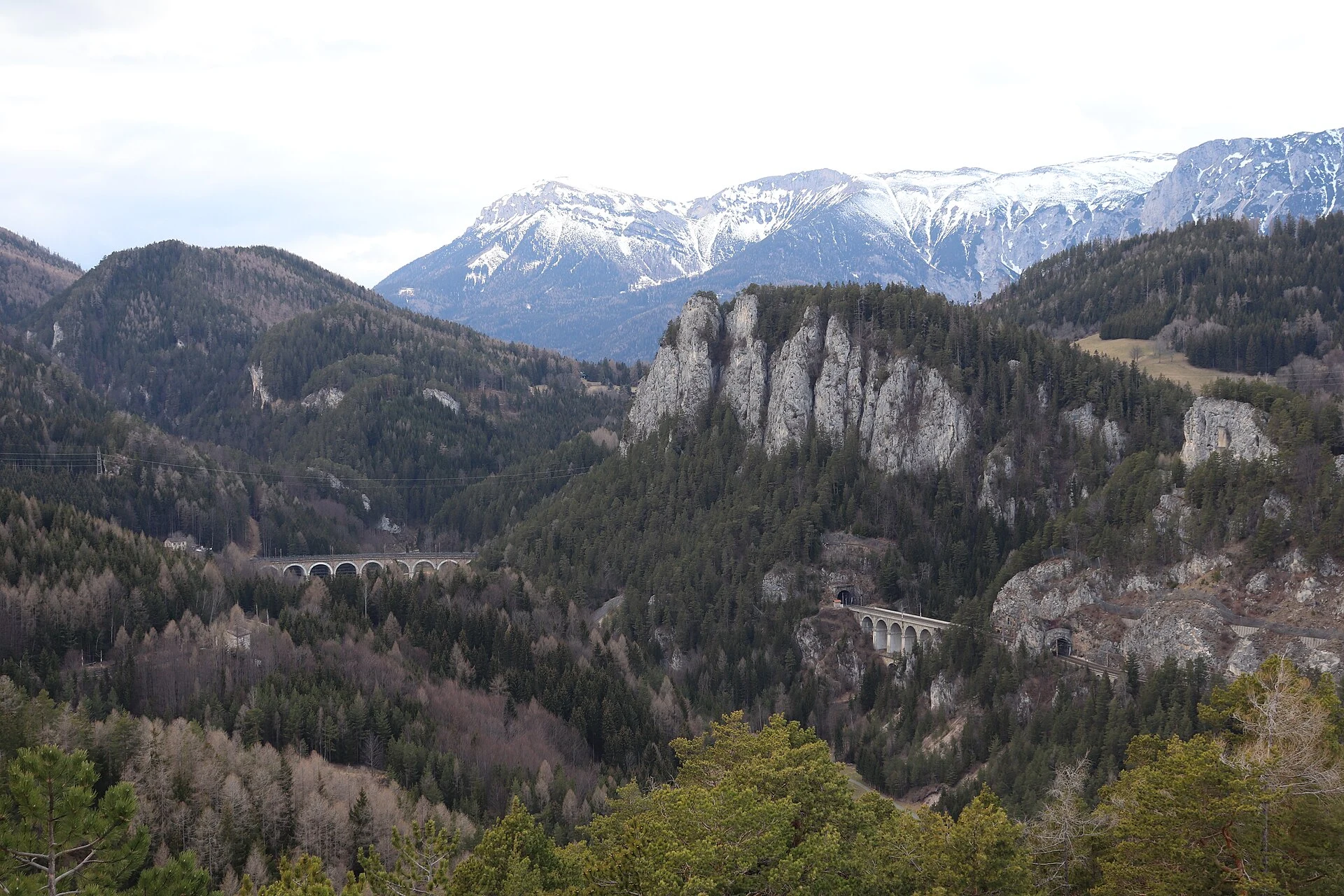 Vista desde el mirador 20-Schilling-Blick hacia la línea histórica del Semmering.