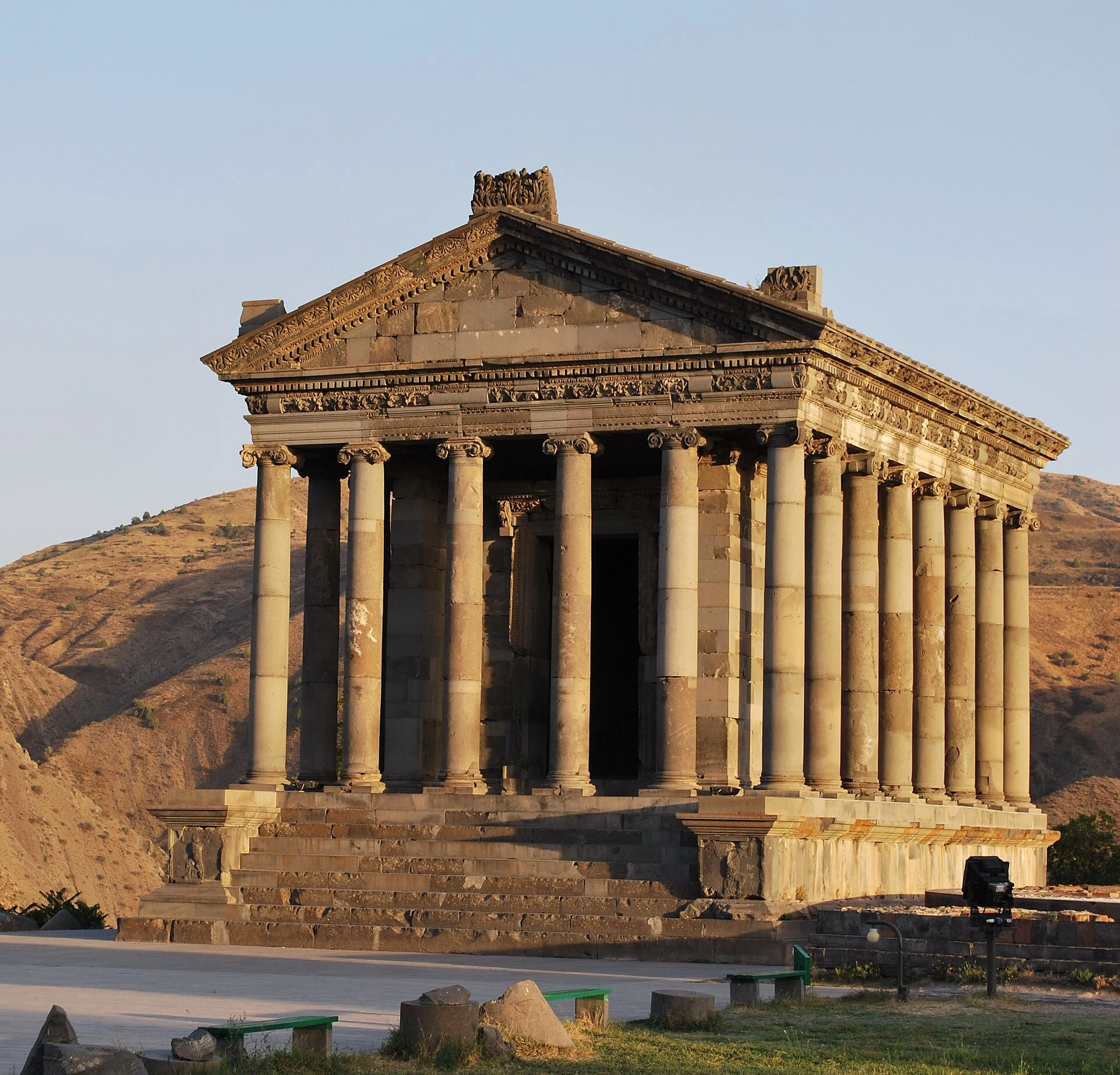 Templo de Garni sobre el desfiladero del Azat, Armenia