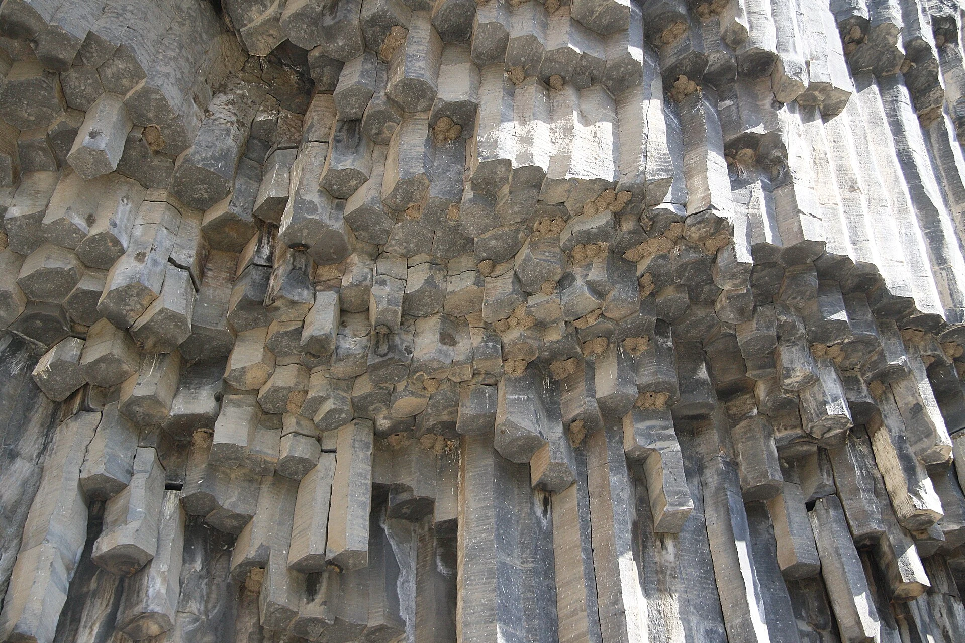 Columnas de basalto de la Sinfonía de las Piedras en el desfiladero de Garni