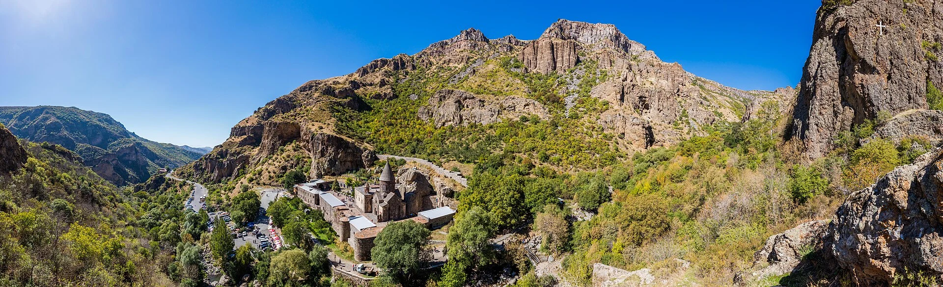 Interior excavado en roca del monasterio de Geghard, Armenia
