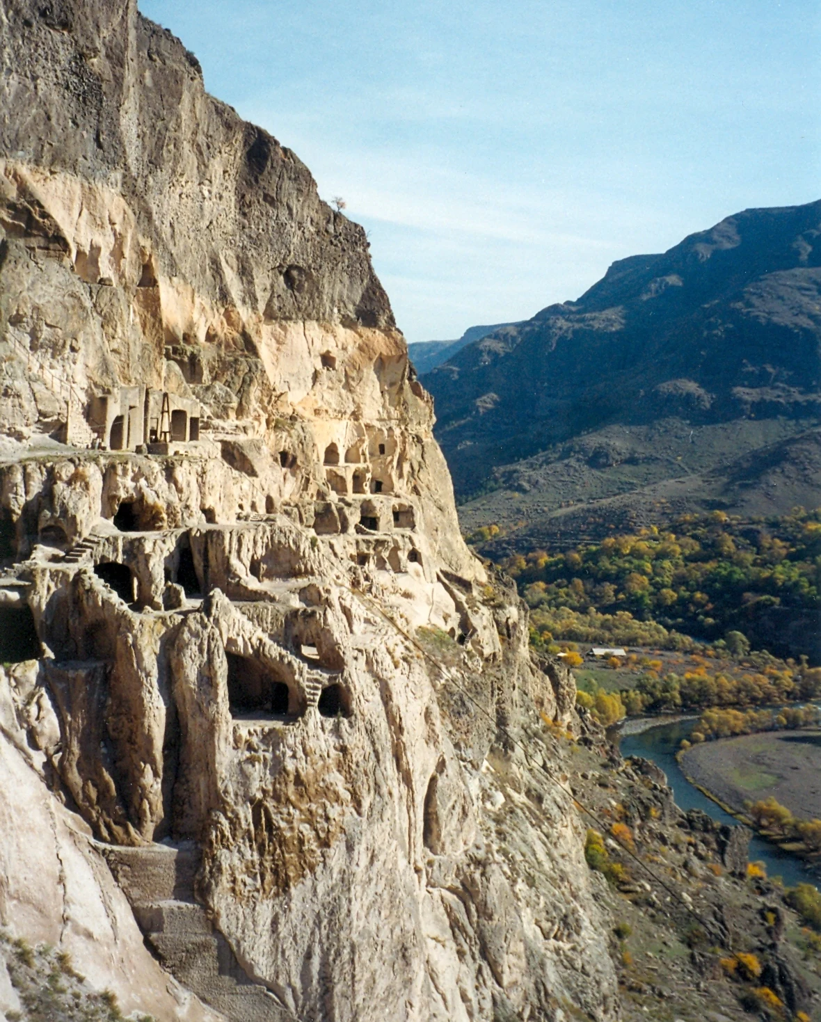 Complejo rupestre de Vardzia excavado en el acantilado sobre el valle del Mtkvari.