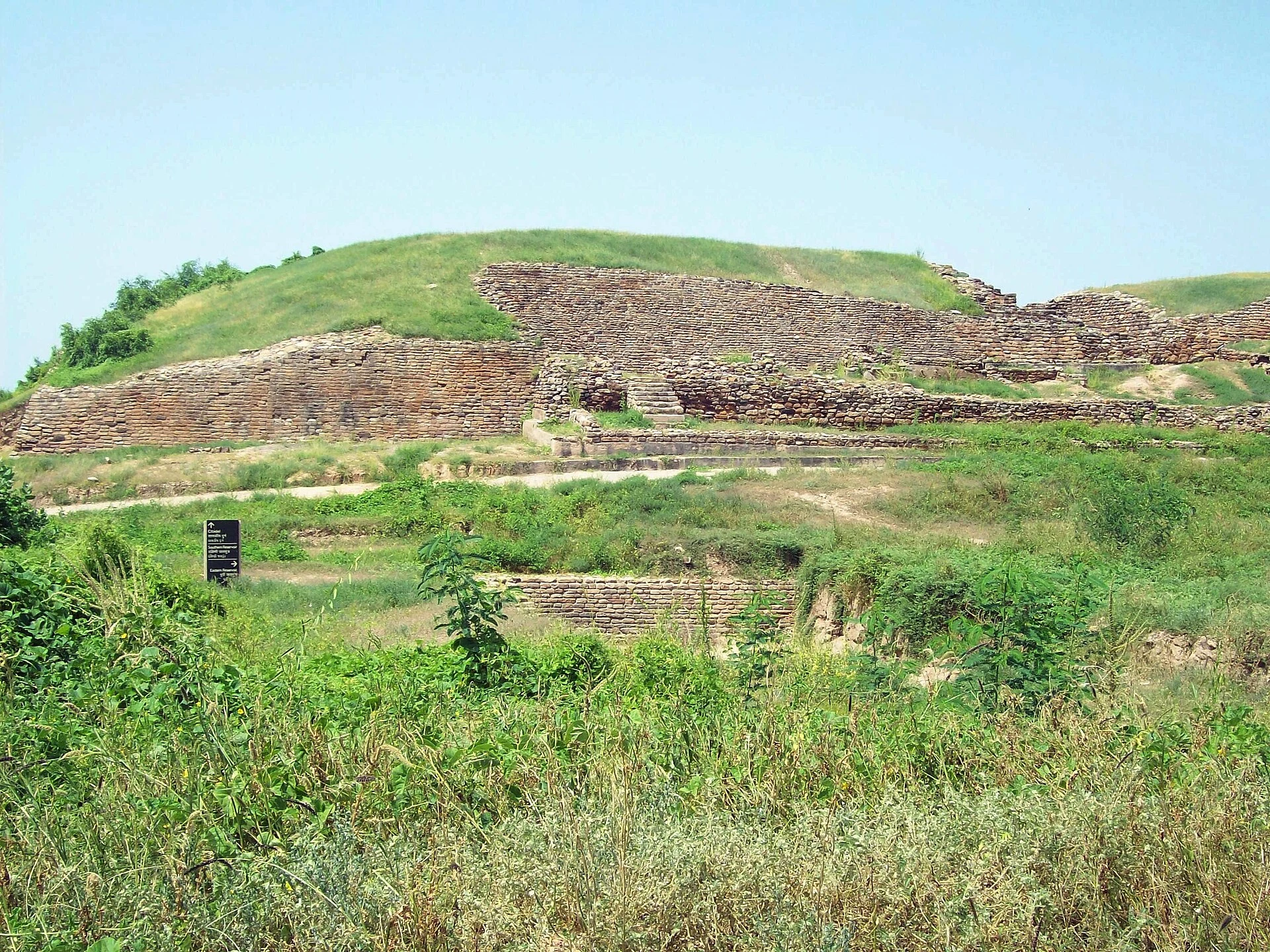 Reservorio de piedra en el yacimiento arqueológico de Dholavira, Gujarat.