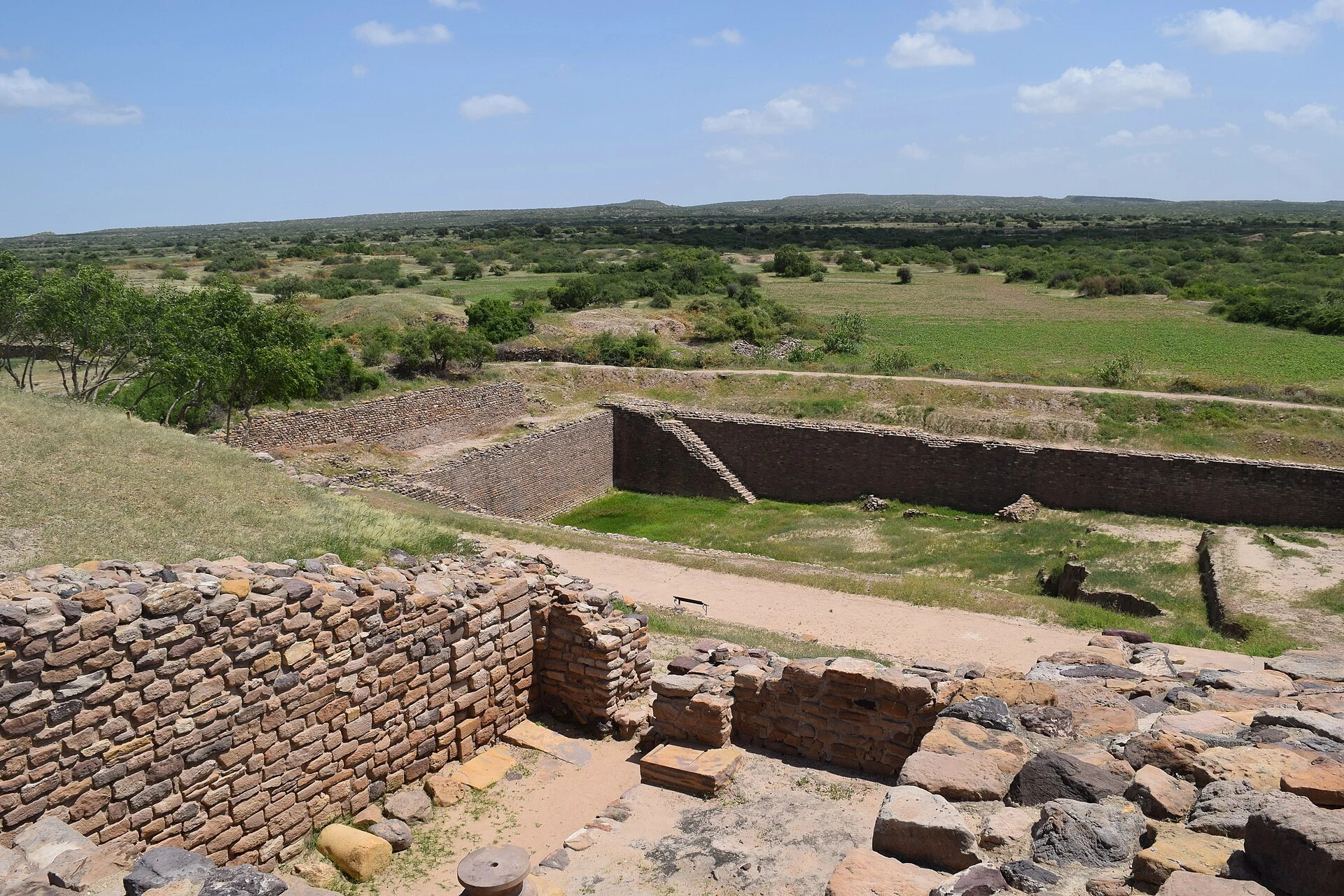 Puerta y estructuras fortificadas de piedra en Dholavira.