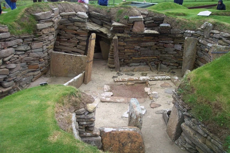 Restos de casas neolíticas de piedra en Skara Brae junto a la costa