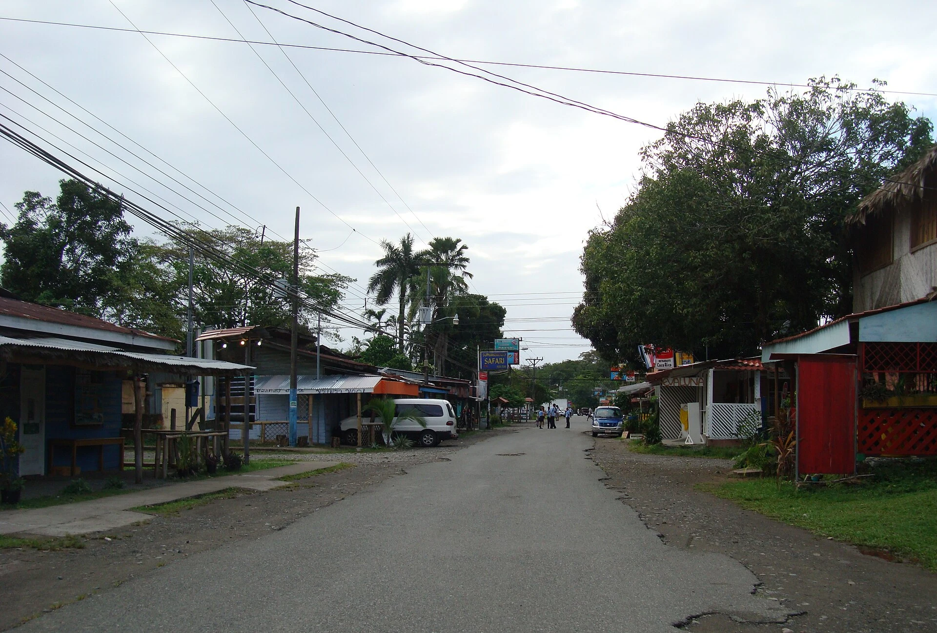 Escena urbana de Cahuita que sitúa el parque en su contexto caribeño comunitario.