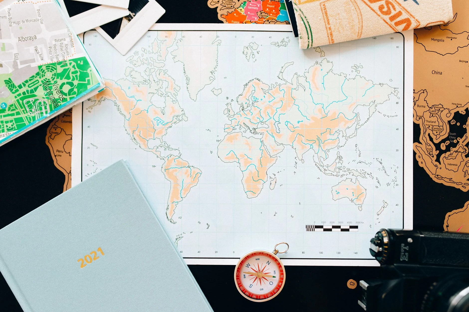 Viajante consulta mapa e anotações para planejar uma viagem ao Gana.