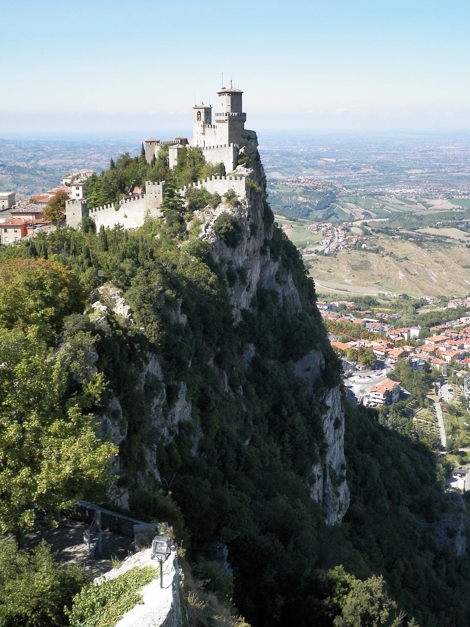 Material de planificación con italiano y euros, como contexto de viaje.